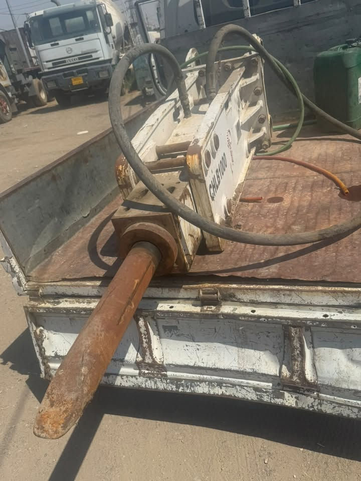 ع: شاكوش هيدروليكي (جك همر) بحالة شبه جديدة 🚜
 الماركة: GASHA
 الموديل: CHLB1000
 سنة التصنيع: 2024
 الوزن التشغيلي: 979 كغم
 ضغط التشغيل: 150 - 170 بار
 معدل تدفق الزيت: 80 - 110 لتر/دقيقة
 الحالة: جديد، شغل 10 أيام فقط ونظيف جداً.
📍 الموقع: الموصل
📞 للتواصل والاستفسار: ***********
