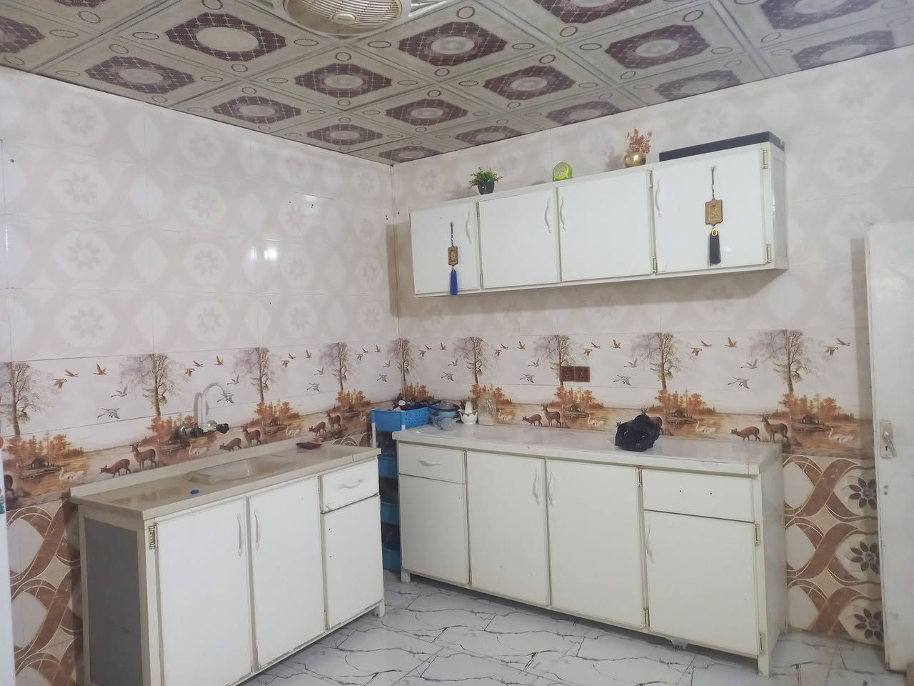 طبيت مساحه ٣٥٠ متر طابو زراعي سند٢٥ وسط حي سكني ٣ غرف نوم وصاله واستقبال ومطبخ داخلي ومطبخ خارجي مع حديقه وكراج ياخذ سيارتين مع صحيات بناء نضيف جدا حله ورديه خارج منطقه فلاح المشعل  استفسار ***********
