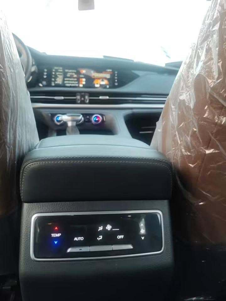 سيارة شانجان  cs95موديل 23 رقم بغداد مميز سنوية وهزة جديدسيارة رياضية متعددة الاستخدامات
فول الفول اعله مواصفات في شا نجان مستحيل تلكه هيج مواصفات 

سيارة شانجان  cs95موديل 23 رقم بغداد مميز سنوية وهزة جديدسيارة رياضية متعددة الاستخدامات
عائلية كبيرة الحجم 7راكب 3صفوف 
دواسة كهربائية
نضام دفع رباعي AWD
ودفع امامي 
سعة الخزان 74لتر
بانوراما كامل اضائة امامي خلفي بتقنية LED
امكانية طي المقاعد الصف والثالث لزيادة مساحة التخزين 
مقاعد جلدية كاملة شاشة لمس ونضام صوتي فاخر 
خاصية المساج في المقاعد الامامية ونضام تكيف هواء اوتوماتيك مع فتحات تهوية للمقاعد الخلفية ونضام كاميرات محيطية 
مع خاصية التسجيل الرباعي 
نضام تثبيت السرعه Acc
لاستشعار الحركة والمركبات الامامية
نضام التحذير من الاصطدام الامامي والفرامل الطارئة الذكية وسائد هوائية متكاملة امامية وجانبية وستائرية نضام الثبات الاكتؤوني للمساعدة في الهبوط والصعود على المنحدرات  ومقاعد جلدية تحكم كهربائي وخزن ذاكرة 
شاحن لاسلكي ونضام تشغيل عن بعد ونضام خرائط وتوصيل الهاتف الذكي نضام التحذير من مغادرة المسار ونضام مراقبة الاطارات  وجنطة كهربائي مع خاصية الفتح بالقدم 
السعر 200$
وبيه محال قليل 
مكان السيارة كربلاء 
للاستفسار 
***********

سيارة شانجان  cs95موديل 23 رقم بغداد مميز سنوية وهزة جديدسيارة رياضية متعددة الاستخدامات
