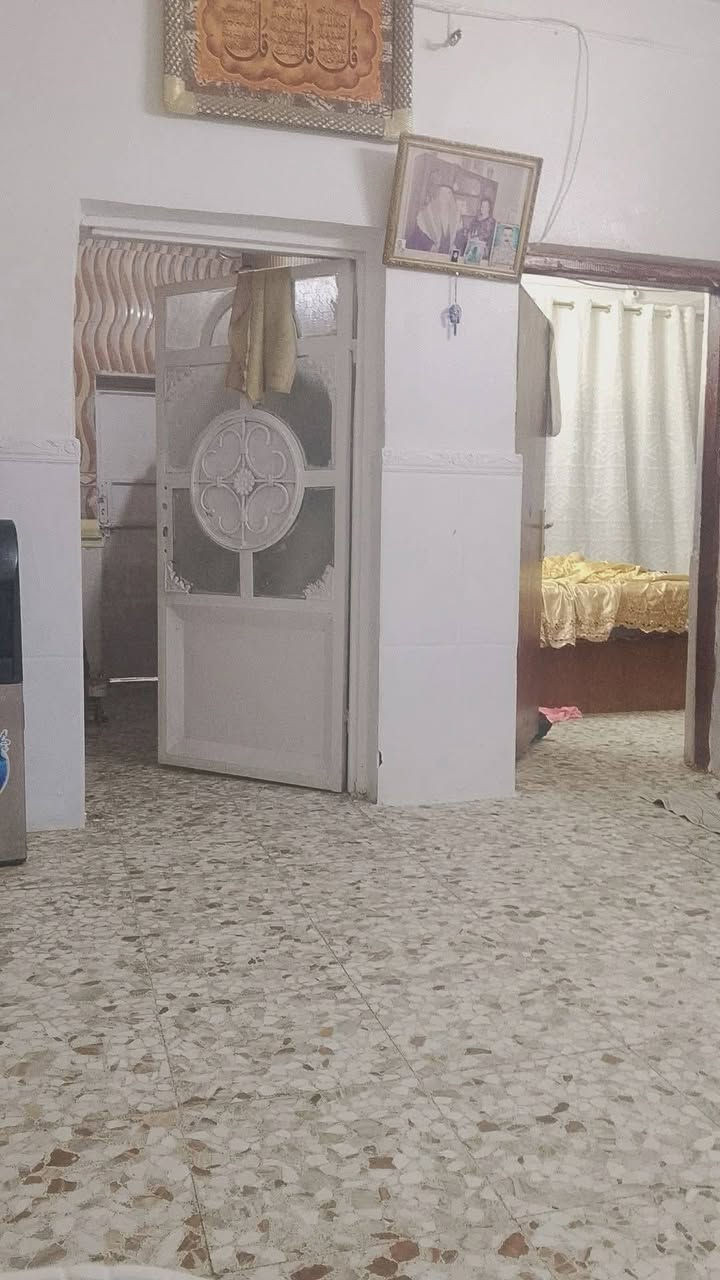 السلام عليكم بيت طابو صرف 100م مربع يتكون من ثلاث غرف نوم مطبخ وصاله وصحيات وستقبال العنوان حي العسكريه شرع 30 قرب مدرسة المسره الاستفسار على هذا رقم ‏‪***********‬‏
