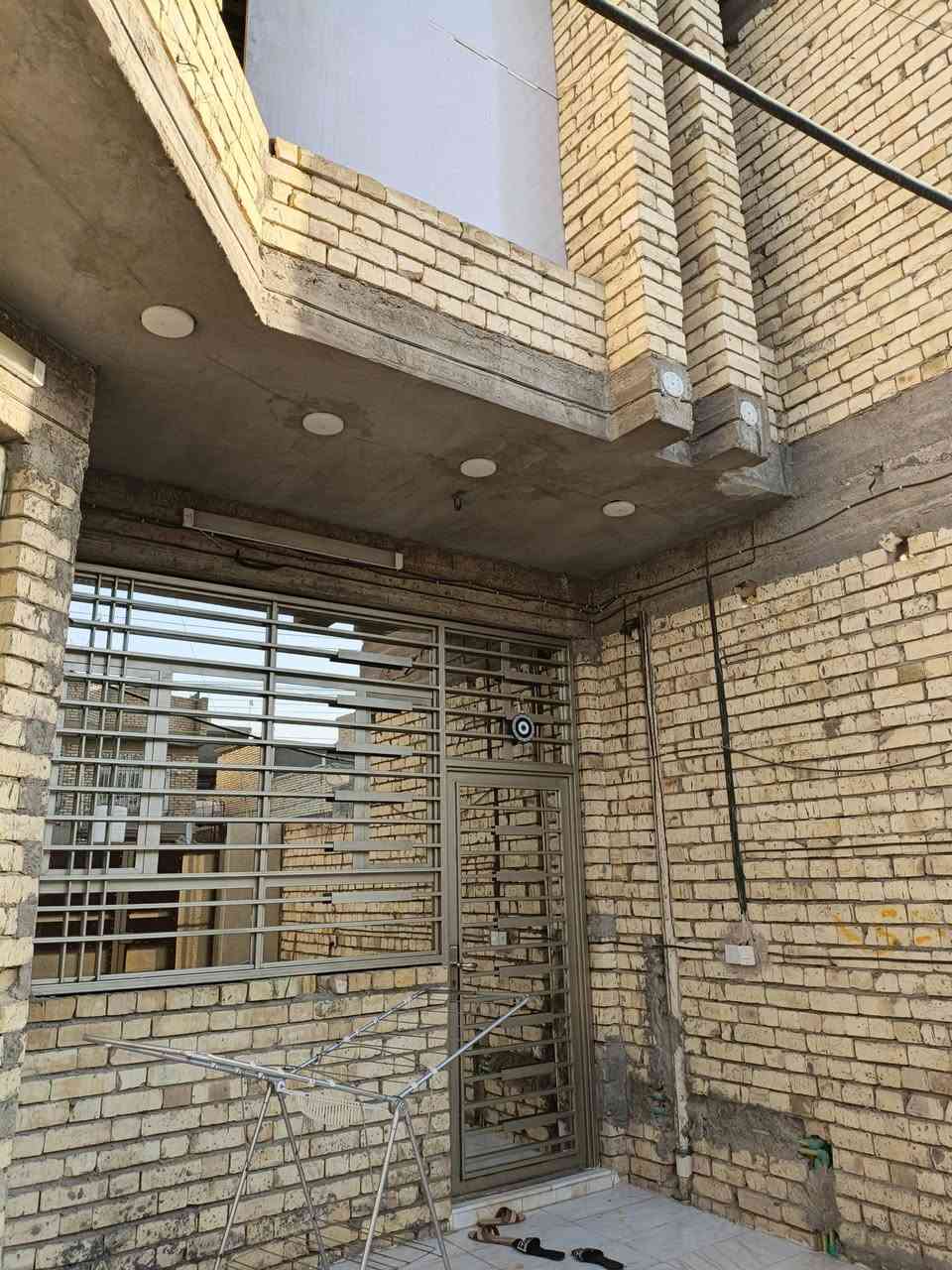🏡 بيت طابو للبيع – بناء حديث وعصري
📍 الموقع: بغداد – جسر ديالى، قرب مدرسة موسى الكاظم
📐 المساحة: 150 متر
🏠 بناء حديث بتصميم عصري ومناسب للعائلة الكبيرة

✨ مواصفات البيت: 
• 3 غرف نوم
• 2 صالات
• 2 مطابخ
• 2 تواليت داخلي
• تواليت خارجي
• كراج سيارة
• الطابق الأول والثاني

📄 البيت طابو

📞 للاستفسار والتواصل:
***********
