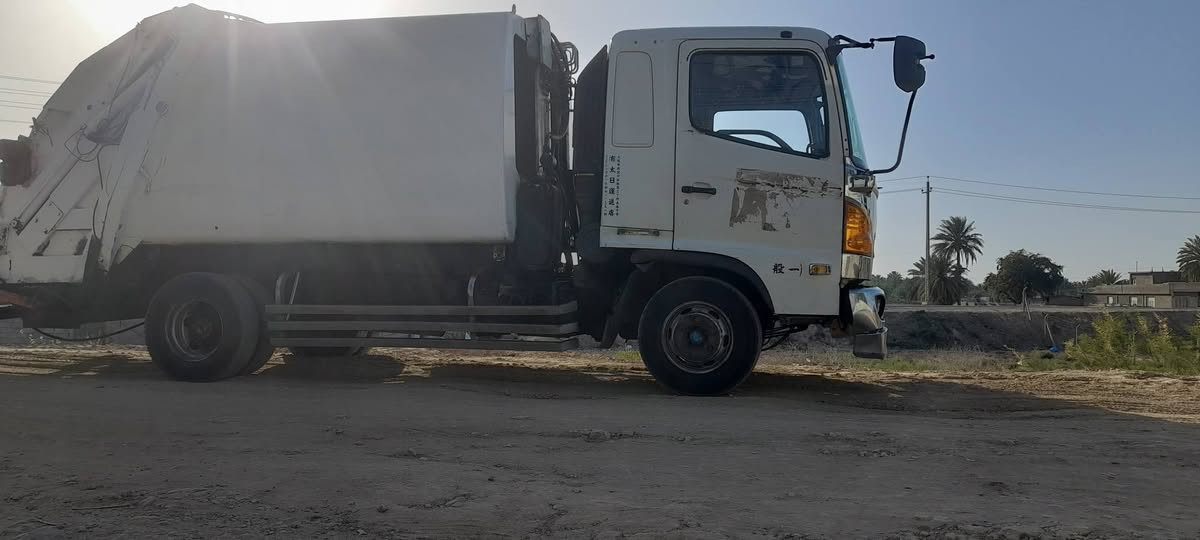 هينو شيطان قمارة وبع ثمانيه ونص مكعب مكينه فول عادي سيارة مكفوله كير ومكينه وكسن وشاصي سياره خير من الله نضيفه الستفسار***********
