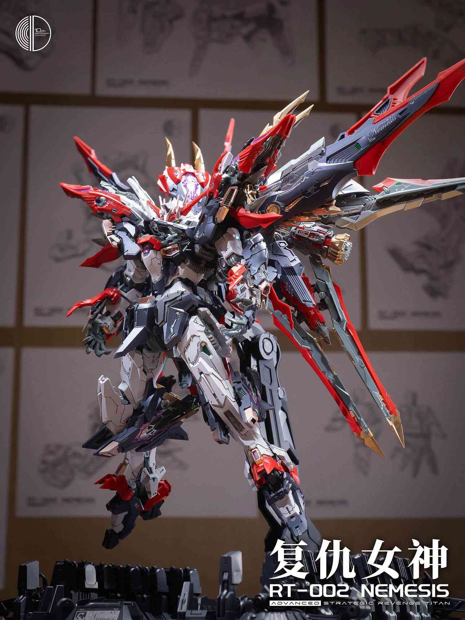 كاندام Infinite Dimension RT-002 Nemesis بمقياس 1/100، وهي عبارة عن مجسم ميكا (Mecha Model Kit) يُبنى يدوياً ومصمم بتفاصيل عالية تذكرنا بمجسمات الغندام (Gundam). 
يحمل هذا الإصدار اسم Advanced Strategic Revenge Titan (تيتان الانتقام الاستراتيجي المتقدم)، وقد صدر كنسخة تذكارية بمناسبة الذكرى العاشرة (10th Anniversary Commemoration) لانطلاق الشركة المصنعة.
 أبرز مواصفات هذا النموذج:المقياس: 1/100 (يبلغ طول المجسم بعد التركيب حوالي 22 إلى 24 سم).الهيكل الداخلي: يأتي مع مفاصل مصنوعة من مادة POM عالية الجودة لضمان الثبات والقدرة العالية على اتخاذ وضعيات حركية وديناميكية ممتازة.الملحقات والتفاصيل: يتضمن ملصقات معدنية عاكسة (3D Metal Stickers)، أجزاء معدنية محفورة (Metal Etching Parts)، وترسانة متنوعة من الأسلحة والأجنحة الضخمة القابلة للفصل والتشكيل.
متوفر لدينا للبيع يوجد توصيل لجميع المحافظات واتساب ***********

نص مكتوب في الصور:
- 复仇女神 RT-002 NEMESIS ADVANCED STRATEGIC REVENGE TITAN
- RT-002 NEMESIS ADVANCED STRATEGIC REVENGE TITAN
- 10th Vision Dimension 復仇女神 RT-002 NEMESIS ADVANCED STRATEGIC REVENGE TITAN
