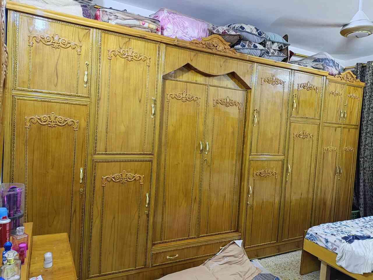 سلام عليكم غرفه اخشاب عراقي متكونه من 6 قطع كنتور مع الملحق 10 ابواب سرير 150:200...رايهدها ي850 وبيها مجال  عنواني بغداد الشعب ***********
