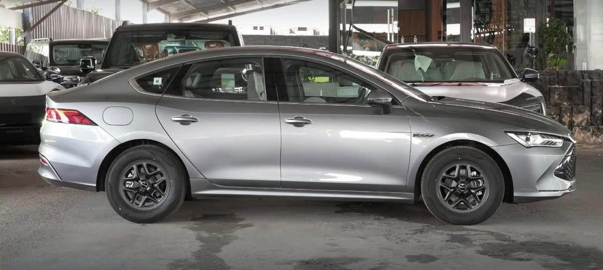 🔻 بي واي دي كن بلاس 2025 (BYD Qin Plus Hybrid) 
---------------------
ضمان الوكالة 
✅ 6 سنوات ضمان على السيارة.
✅ 8 سنوات ضمان على البطارية.
---------------------
⚙️ المواصفات:
🔹 محرك بنزين + هايبرد اقتصادي وعالي الكفاءة.
🔹 بصمتان ذكيتان مع تشغيل عن بُعد.
🔹 مقاعد جلد فاخرة بلونين (أبيض وجوزي).
🔹 شاشة وسطية دوارة.
🔹 عداد ديجيتال بالكامل.
🔹 تحكم بالمقود من الجهتين.
🔹 كاميرا خلفية.
🔹 حساسات ركن.
🔹 داخلية مطعمة بديكورات Piano Black الفاخرة.
🔹 أنظمة قيادة وأمان متكاملة.
🔹 أوضاع قيادة متعددة (Drive Mode).
🔹 Auto Hold.
🔹 مانع انزلاق (Traction Control).
🔹 هاند بريك كهربائي.
🔹 مساعد صوتي يدعم اللغة العربية.
🔹 تبريد أمامي بقوتين (2 Stage).
🔹 مصابيح أمامية زينون.
🔹 مصابيح خلفية LED.
#اربيل #*********** أربيل, العراق
