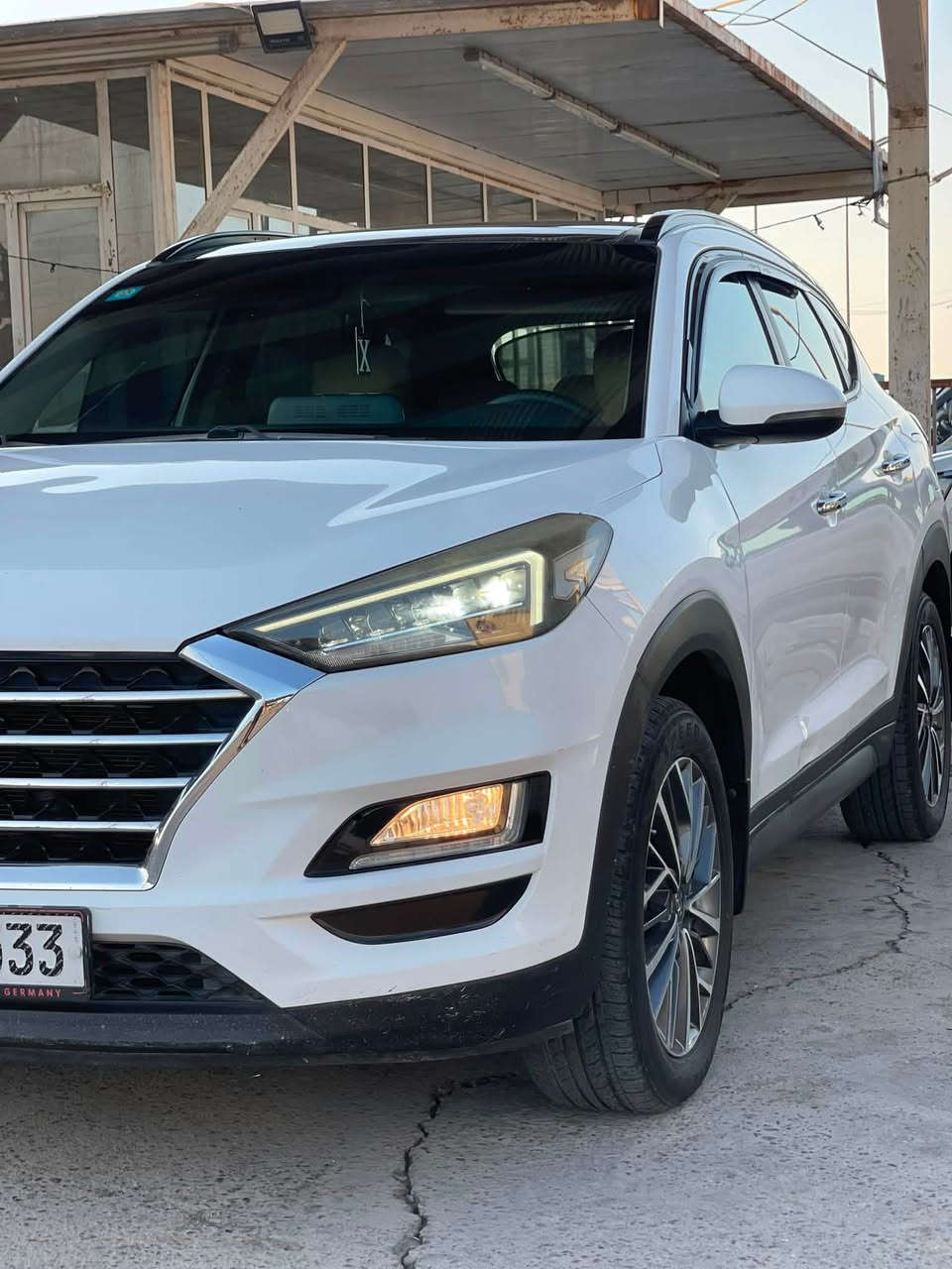 للبيع توسان 2019 خليجي (شركة الكاصد)  رقم بغداد مشروع وطني مكينه 2000 دوش ماشية 102 الف السيارة جاهزة وجديدة مابيها اي نقص مكينة وكير مكفول . فكشر مكفول من الصبغ عدا كارت د شبر بالبنيد اثر تقشير وبالجنطة تكحيل كد 10 سم . وسونار المندلاوي موجود بيها ..

(المواصفات)

سقف بانوراما / 
لايت 5 عدسات / 
بك لايت ليد / 
زنون بلادي
 / لد نهاري 
/ بلوجكتر لد  / 
شاشة جبيره / 
سايد بريك بالرجل /
 كامره خلفيه /
 حساسات / 
 اشاير مري + مري شفط /
 تبريد قطعتين /
 تحكمات ستيرن +وضعيات قيادة 3 "

سعرها 177 💵 وبيها مجال حق الجية
عنوان ابو غريب الزيتون *********** واتساب
