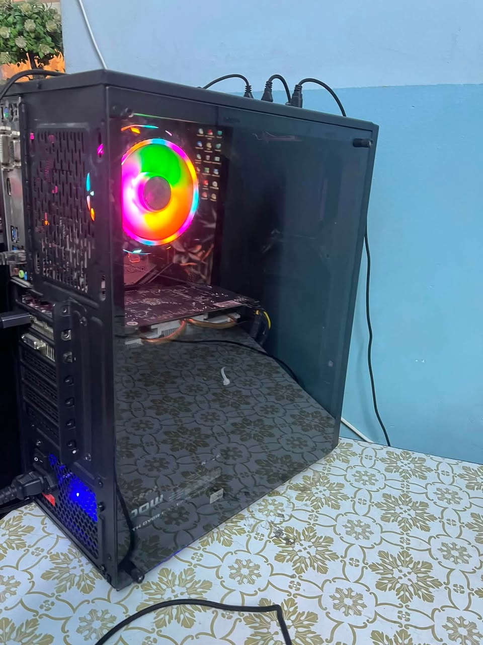 CPU:- i5-8400       2.80Hz  المعالج
GPU:- RX 580 2048SP 8GB VRAM الكرت 
MB:- ASRock B365M-HDV لوحة الام 
RAM:- Lexar 2*8 16GB ddr4  3200 الرمات 
Storage1:- SSD 128 للنظام
Storage2:- HDD 4TB للتخزين الكامل 
PS:- Rocket 500w البور سبلاي 
الكيس من فانتم مناسب جداً وصغير وتهوية ممتازة 
الملحقات 
شاشة العاب من acer موصفاتها Full HD 165 hz زمن الاستجابة 0.5 حجم 27 انج جداً جداً مناسبة للتجميعة وقوية والوانها تخبل 
تجميعة كاملة من شركة Meetion 
كيبور جدا مناسب للعاب وكيمنك حجم كامل 100% 
ماوس Dpi عااي كلش + دكم اضافية تخصيص حر 
سماعة كيمنك مريحة جدا وصوت عالي واضح 

التجميعة ما ناقصها اي شيء كبل شغل والعب منصب عليها وندوز 11 مفعل دائمي وكل الالعاب تشغلها الحاسبة بفريمات معقولة ومناسبة جدا وحرارتها جدا زينة وما مبدل بيهة اي شيء كلها على ايدي 
سعرها 550 الف وبية مجال راسلني على الرقم وتدلل 
***********
