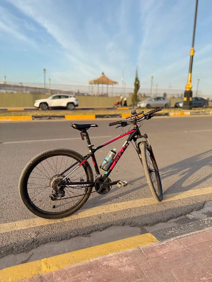 * 🚲 النوع: Mountain Bike – جبلي
* 🏷️ البراند: GIANT
* 🖤 اللون: أسود × أحمر
* 🧱 الإطار: ألمنيوم، نظام Hardtail (مساعد أمامي فقط)
* 🔧 المساعد: تعليق أمامي قابل للضبط حسب نوعه
* 🛑 الفرامل: Disc Brake أمامي وخلفي
* ⚙️ التبديلات: غيارات أمامية وخلفية
* 🛞 الإطارات: عريضة ومخصصة للطرق الوعرة قماش كتان 
* 🔩 الجنوط: ألمنيوم
* 💺 كرسي رياضي مع عمود قابل لتعديل الارتفاع
* 🚴 الدواسات: Platform
* 🔌 الوايرات: نضام دفن 
***********
