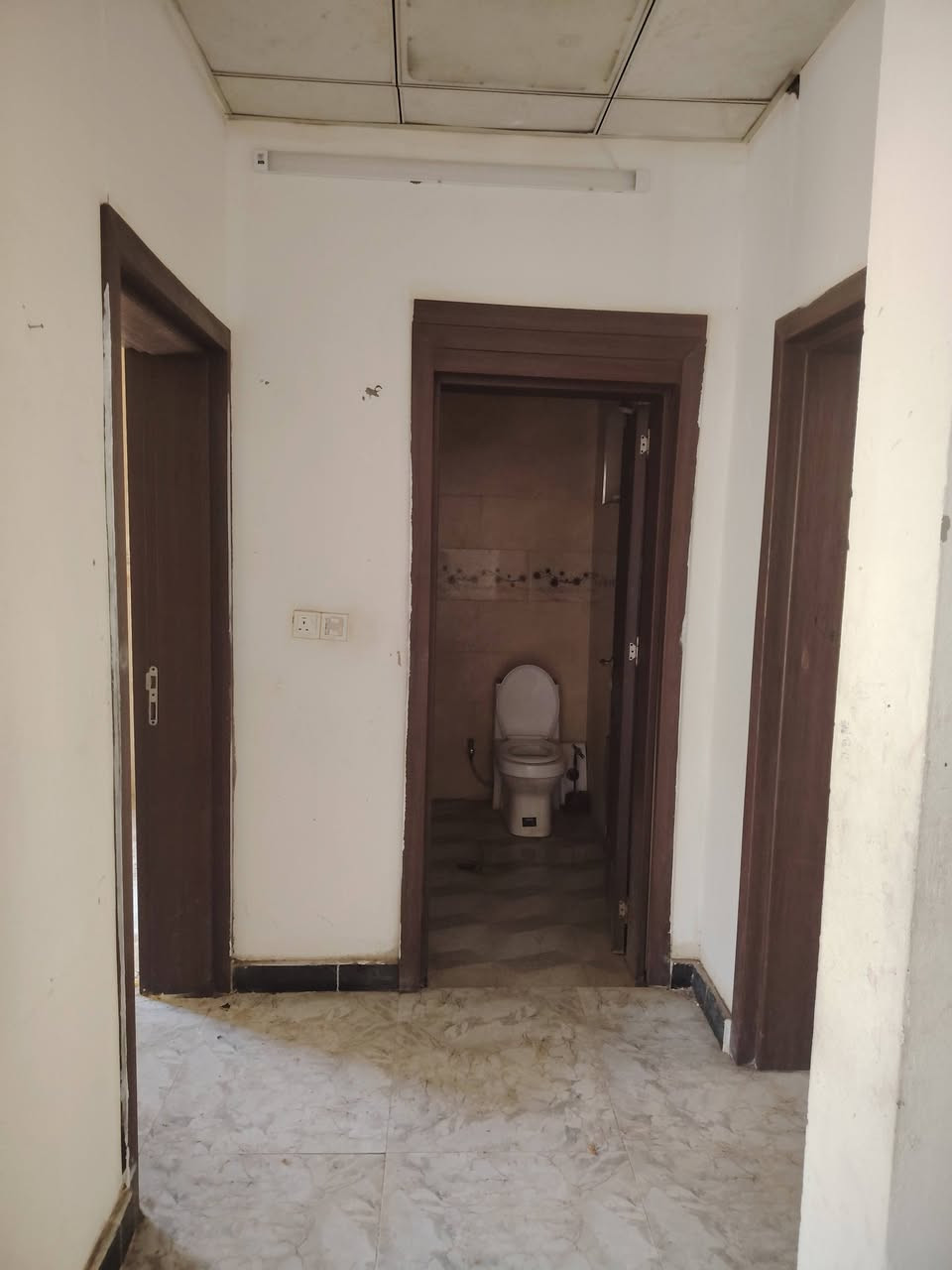 للأجار
بدون دلاليه
سلام عليكم
شقه للأجار
العنوان ؛ الدوره خلف كليه الفرابي مباشرةً
صاله
غرفتين
صحيات
مطبخ
منور
بالكون لكل غرغه 
ملاحضه. بيت معزول الفوك عن الجوه مو عماره 
***********
