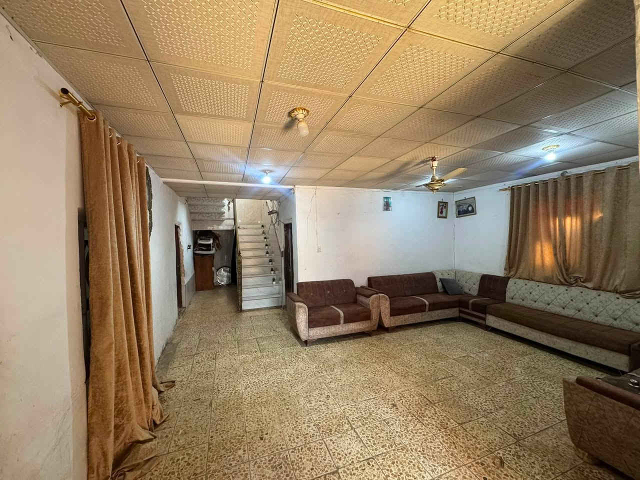 يالله بيت للبيع طابو صرف 235م ركن ع شارع مكان الجزره قرب جسر التمور يحتوي على ستقبال+3اغرف نوم +صاله كبيره +مطبخ + 2 حمامات +خلفي خارجي + مساحه البيت طارمه للاستفسار اتصال ***********
