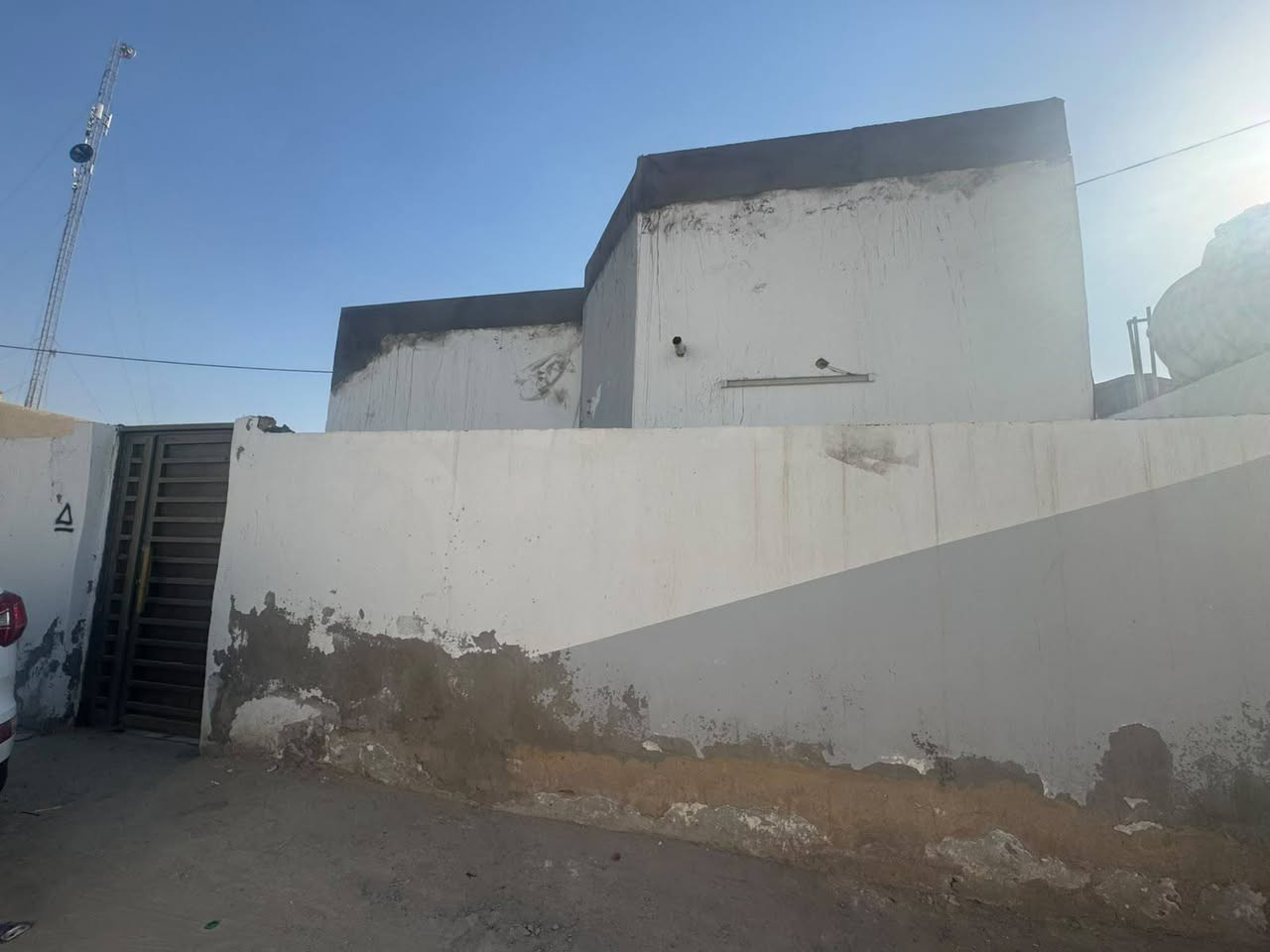 بيت للبيع في حي العسكري قرب بيت الساده الطوال يبعد عن التبليط مسافه ٥٠ متر مساحه البيت ٢٠٠ متر سند ٢٥ بأسمي بيت نظيف وجاهز مستعجل على البيع السعر ٤٥ وبي مجال 
*********** للتواصل واتساب

نص مكتوب في الصور:
- مشاركه طارمه
- استقبال الطول ٧ متر العرض ٣
- استقبال مطبخ غرفتين