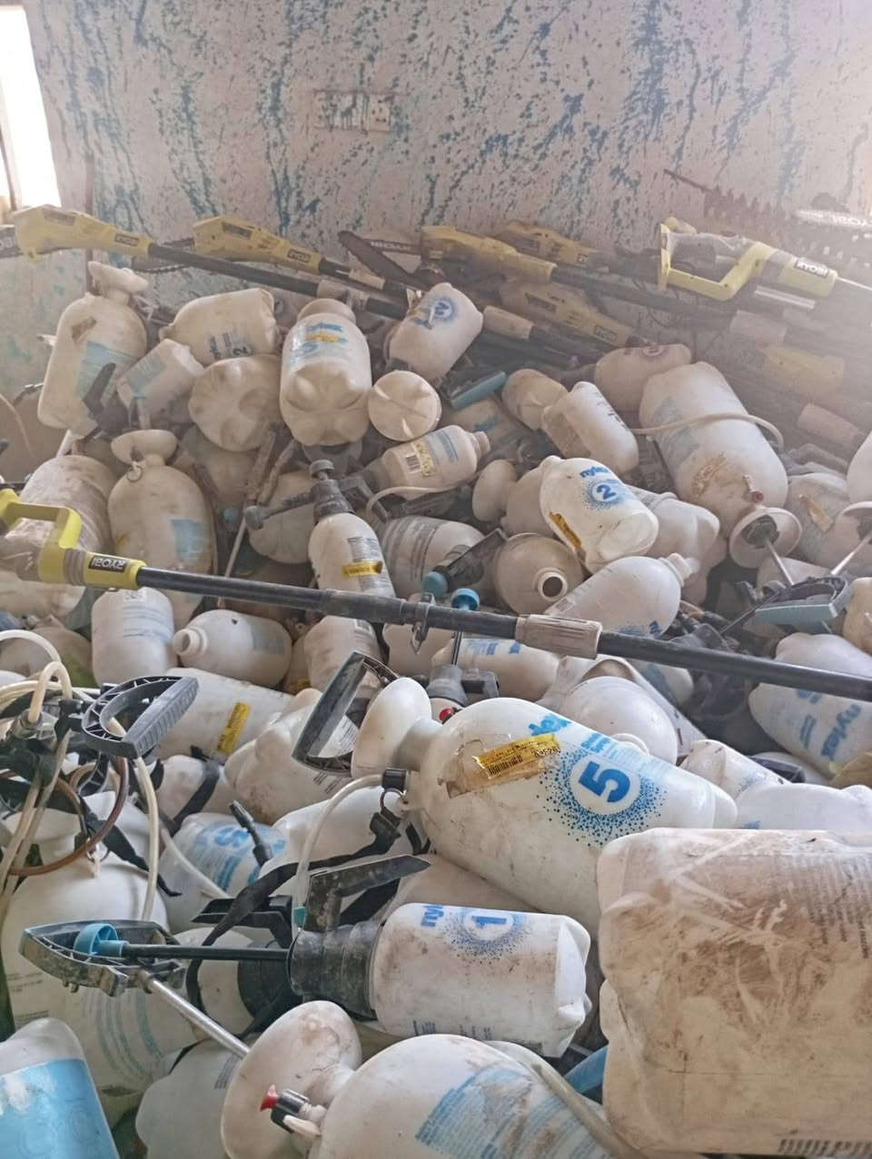 مضخات مبيدات زراعيه موجود كميه تقريبا ٣٠٠ قطعه بضاعه اصليه المانيه ابيعه كلهن شلع الي يريدهن يتواصل على الرقم *********** او على الخاص
