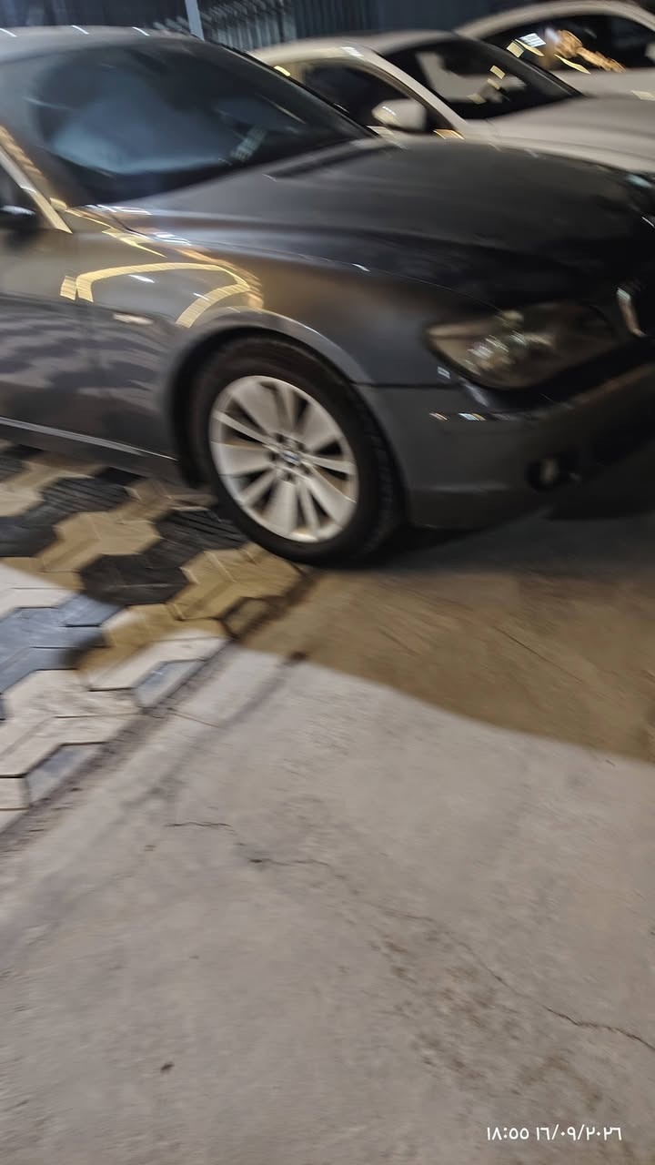 سلام عليكم Bmw باخره 2005اصل وارد يابان 6سلندر جديده سيارة بيهه جاملغ امامي مبدل وربع باب صبغ وبارد باب خلفيه والباقي كفاله بسمي رقم كركوك تحويل ثاني يوم هزه وسنويه جدد تفاصيل ***********
***********مكان سيارة بنجف

نص مكتوب في الصور:
- ١٨:٥٦ ١٦/٠٩/٢٠٢٦
- ١٨:٠٠ ١٦/٠٩/٢٠٢٦
- 18:00 2026/09/16