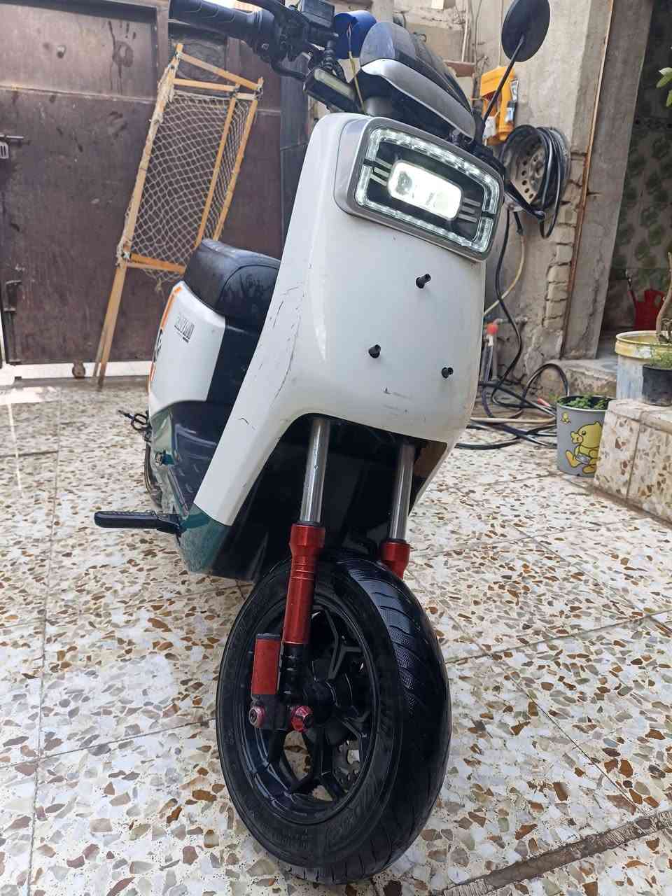 سلام عليكم دراجه شحن A8نضيفه   بريك دسك جدد سرعتها75نضام ال4سرع 5باتري 60فولت بيها بك بيها نضام  مانع انزلاق بريكات امامي وخلفي شغال دبل رياضي مال ماكس عدله كهربائيات كلها شغاله سعر325وبيها مجال بسيط مكاني حي الجهاد بغداد ستفسار ***********

