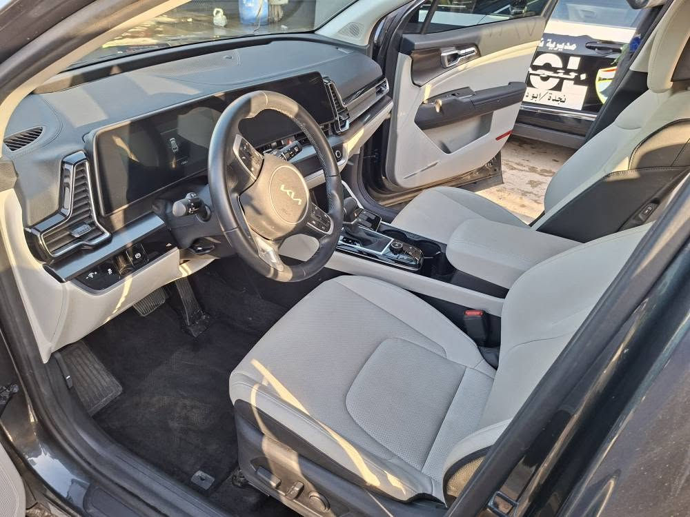 للبيع: كيا سبورتاج 2025 - فئة EX (نص فول)
​الموديل: 2025
​سعة المحرك: 2500 cc (2.5L)
​الممشى (العداد): 23,000 كم
​اللون: نفطي
​حالة البودي: بدون صبغ نهائياً
​حالة الحادث: كلين، حادث بسيط جداً (دعامية فقط)، بدون أضرار داخلية، والأيرباكات سليمة ومكفولة بالكامل.
​أبرز المواصفات والتجهيزات:
​السقف: قمارة حديد (بدون بانوراما)
​نظام الأمان والرادار: رادار أمامي + رادار جانبي (نقاط كوراء)
​نظام الفرامل والتوقف: سايد بريك بصمة (إلكتروني) مع خاصية التوقف التلقائي (Auto Hold)
​المقاعد والراحة: كشنات تدفئة
​مساعدات القيادة: نظام المساعدة على نزول المنحدرات (DBC)
​التكنولوجيا والترفيه: بصمة تشغيل ودخول ذكي، تشغيل عن بعد، شاشة لمس، كاميرا خلفية مع حساسات ركن
​التحكم والإضاءة: تحكم ستيرن كامل، مثبت سرعة، وضعيات قيادة متعددة، إضاءة LED
​السعر المطلوب: 210 ورقة ($21,000)
​المكان: بغداد - جكوك
​للتواصل والاستفسار: *********** بغداد, العراق
