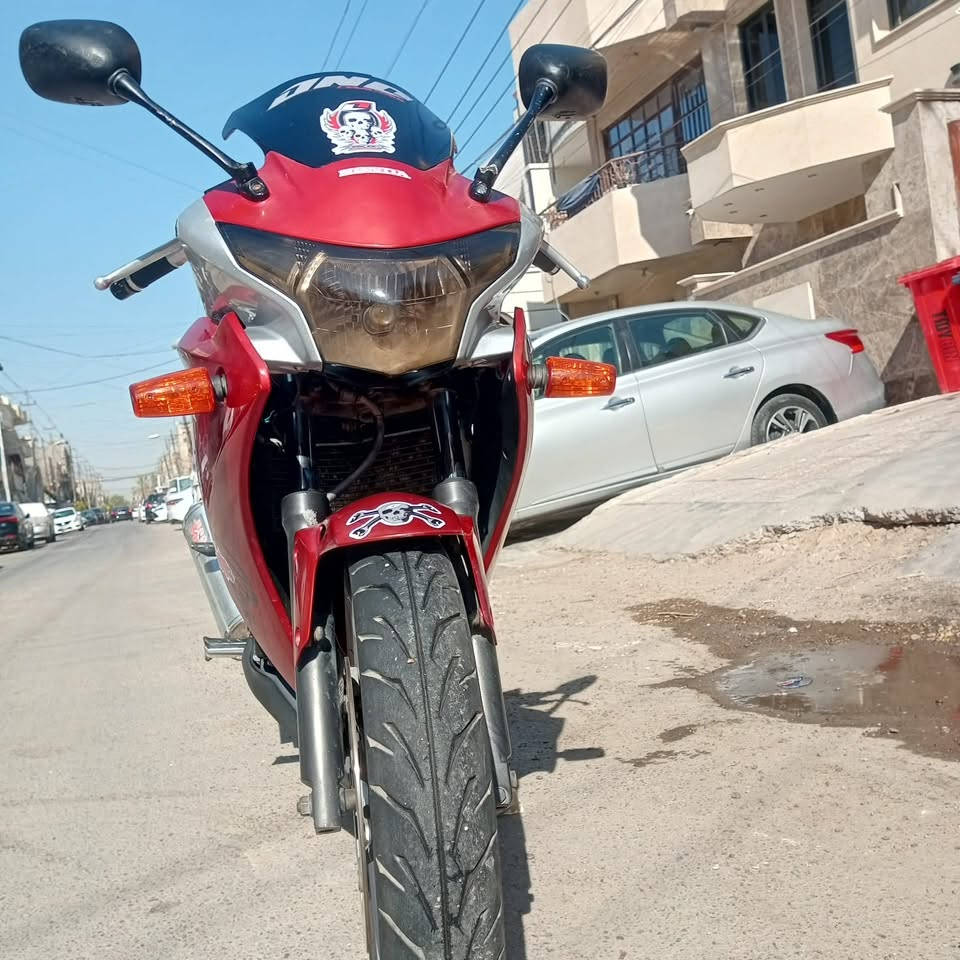 سلام عليكم سي بي ار هوندا ربع 
2018فول نص نكره شلعه معدل كامله مابيها نقص 
ادامه جديده
بدوناوراق بغداد العامريه 
***********السعر 1250مليون وربع
