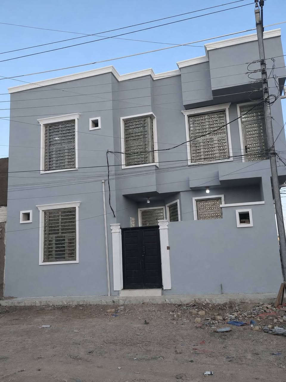 بيت ركن 100 متر بالاسكان الصناعي النزله الأولى
 حي المهندسين  الطابق ثاني معتزل بابه خارجي
السعر 135وبيه مجال بسيط واردها الشهري 600 الف
الطابق الأول // طارمه استقبال وصاله وغرفه ومطبخ وصحيات
الطابق الثاني // يتكون من غرفتين نوم وصاله وصحيات ومطبخ
السعر والتفاصيل اتصل ***********
