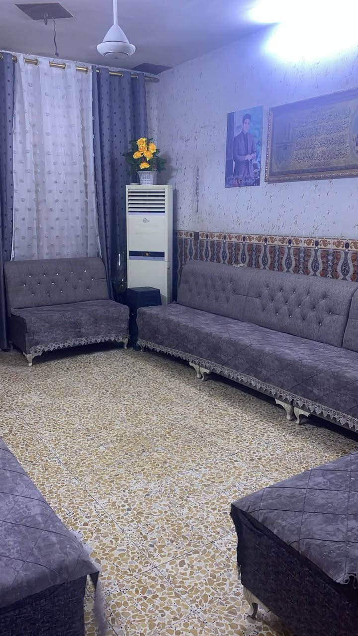 المساحة 100 م مربع طابقين 
بغداد الزعفرانية دور الشرطة قبل صورة الامام علي شارع المختار الي يشتري البيت السحب مجاني من 5 الى 10 امبير 120 وبي مجال للاستفسار الاتصال على الرقم ***********
