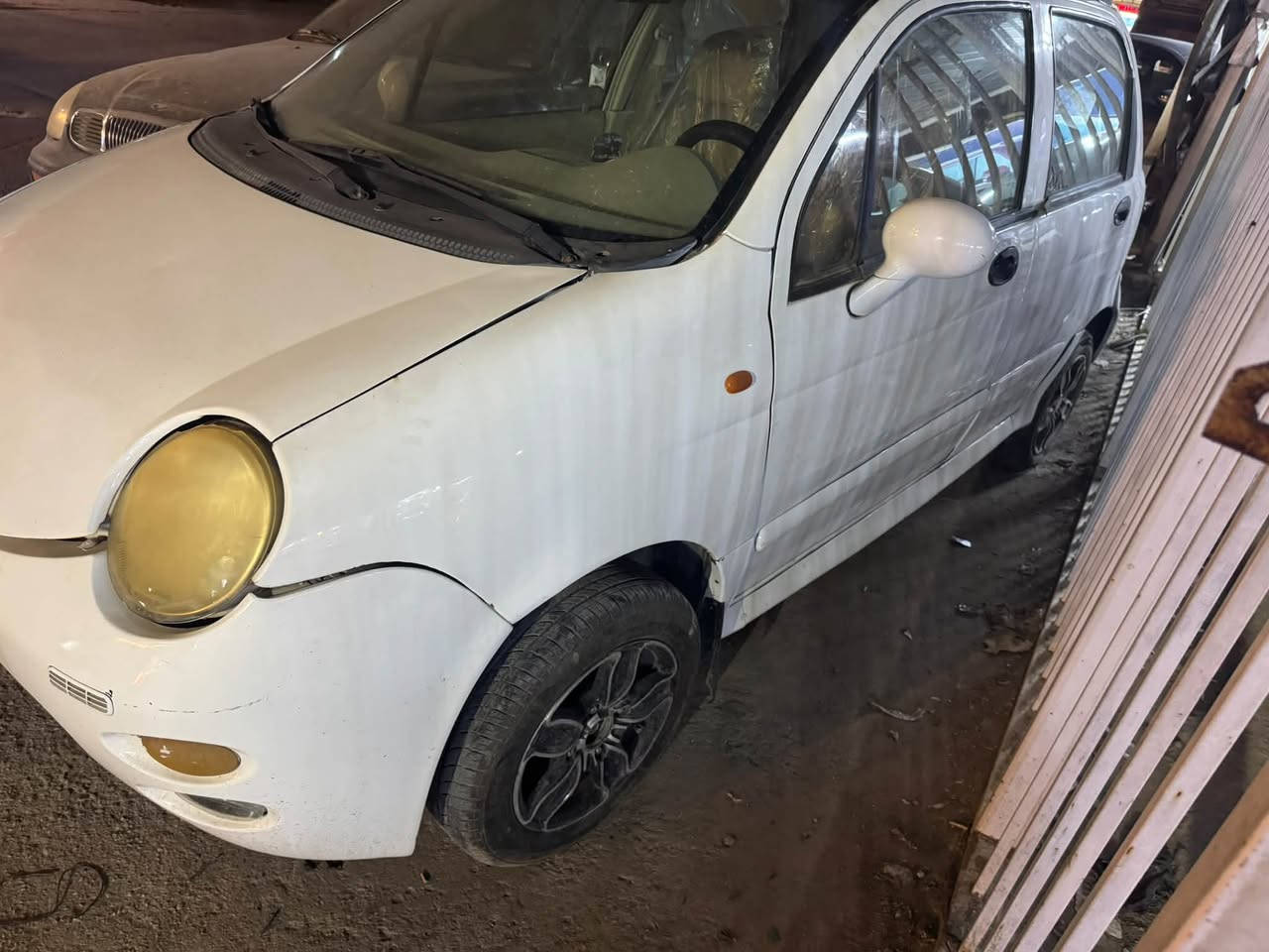 السلام عليكم
للبيع سيارة كيو كيو موديل ١٣ كير محرك خير من الله 
سيارة نضيفة تبريد شغال أربع استندر كير عادي سعره 22 ورقه عنوان بغداد الجديدة قرب الملجاً شراي يتصل على رقم ***********

