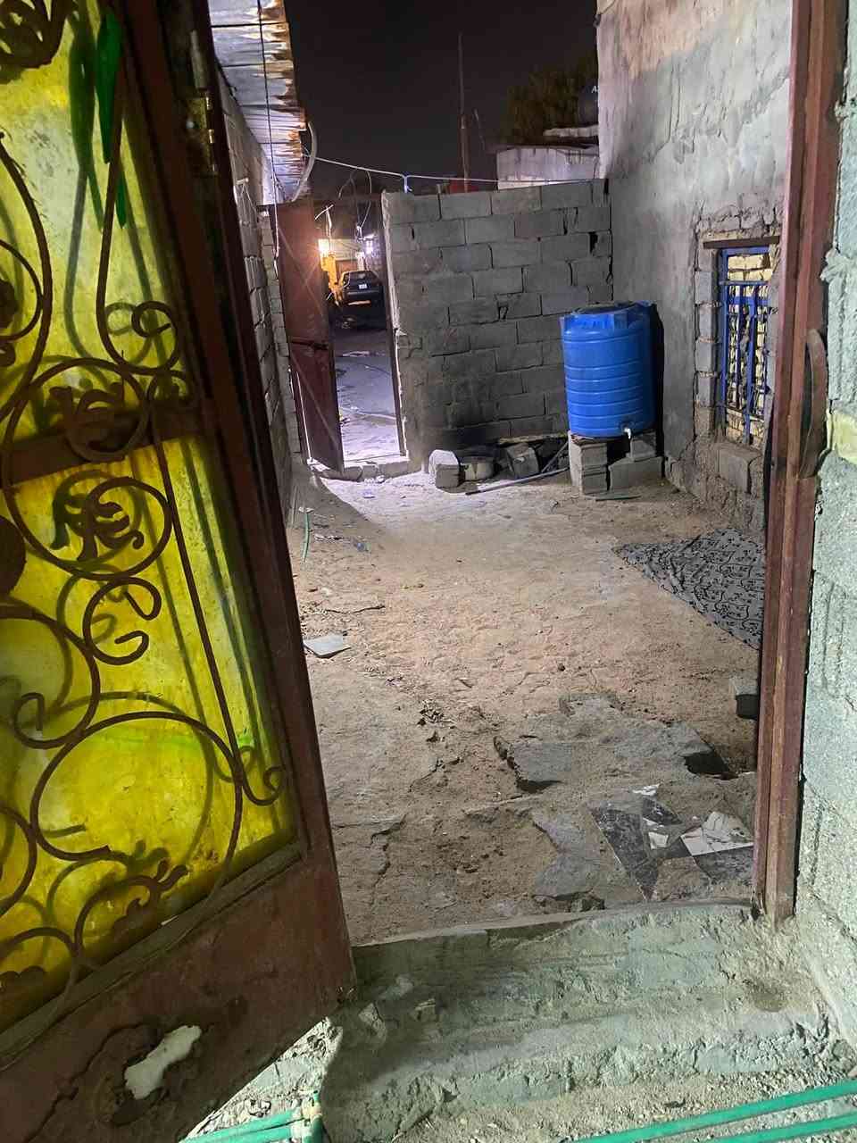السلام عليكم بيت تجاوز للبيت منطقه خمسه ميل قريب على السوك الجديد وسكه القطار بيت مساحته 150متر أو اكثر بيه غرفتين وهول ومطبخ وحمام داخلي وتواليت خارجي وبيه طارمه وساحه جبيره مثل ما موضح ومخزن وترك وره البيت  عارضه ب9وبيه مجال قليل كلش  وبخدمه الشراي ***********للتواصل
