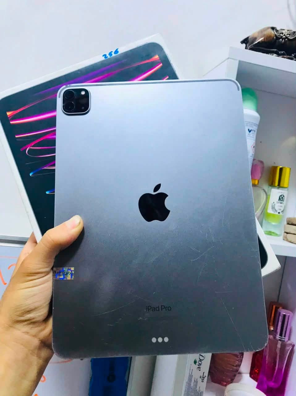 Ipad 11 pro M2 🔥
وحش الالعاب 120 فريم 
ايباد 11 برو M2 للبيع 
الجهاز نضيف جداً ممفتوح الجهاز شرط الفحص فقط اكو شخوط بسيطه بل ضهر موضح بلصوره وماياثر على اي شي 
البطارية 87‎%‎ 
الذاكرة 256 
كامل ملحقاته ويا 
السعر 780 الف بي مجال بسيط 
عنواني كركوك توصيل ماعندي 
للتواصل ***********
