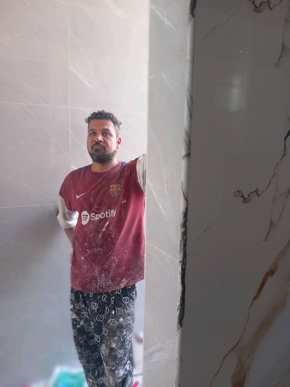 سلام عليكم اي شخص محتاج خلفة سيراميك متواجد كادر كامل وتساب مخابرة موجود ***********