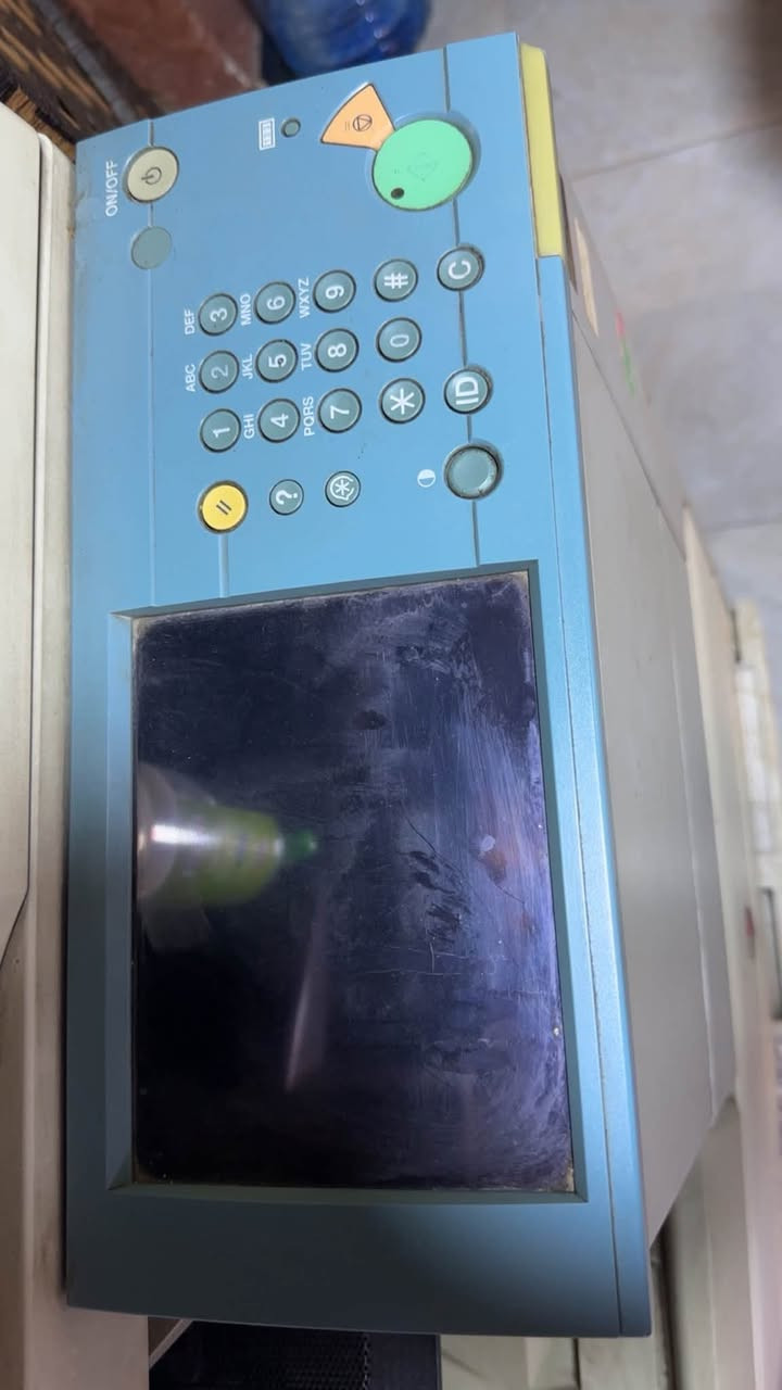 للبيع: ماكينة تصوير وطباعة كأنون Canon iR 3570 (حجم كبير / مكتبية)
ماكينة تصوير وطباعة أبيض وأسود احترافية مخصصة للمكتبات، الشركات، والمكاتب التي تحتاج جهد عمل عالي.

 الموديل: Canon imageRUNNER 3570

 السرعة: 35 ورقة في الدقيقة (سرعة عالية وعملية).

 أحجام الورق: تدعم A4 و A3 بكل كفاءة.

 الأدراج: تحتوي على 4 أدراج ورق بسعات مختلفة + درج تغذية يدوي (Bypass).

 المميزات:

 اقتصادية جداً في الحبر وتكلفة الورق.

 شاشة تحكم لمس وسهلة الاستخدام.

 سحب وتغذية أوراق تلقائية (DADF).

 إمكانية الربط على الشبكة للطباعة من أكثر من جهاز.

 الحالة: : متروكه صار سنه ونصف تحتاج صيانة].

 المكان: بغداد - [المأمون]

 السعر: 125,000
للتواصل ***********
