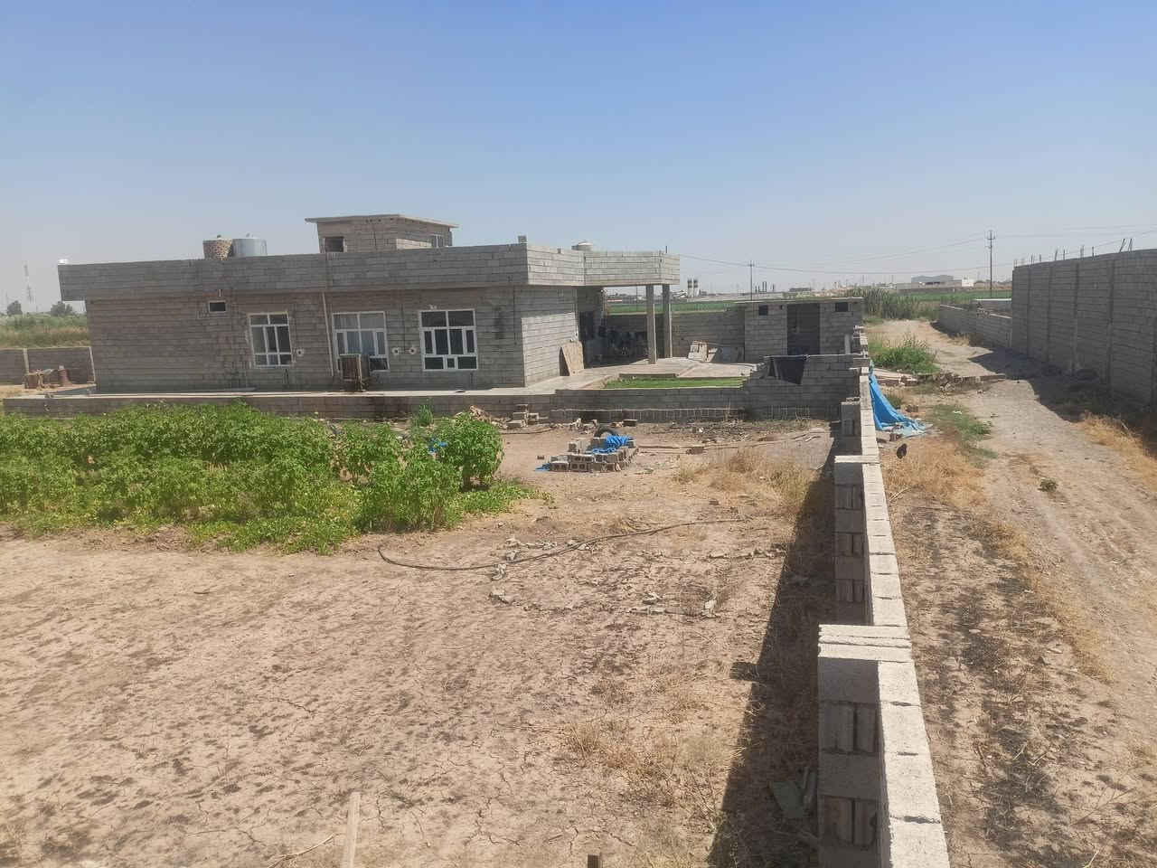 السلام عليكم
بيت للببع مع حوش مساحه دونم سايج كامل بناء 2025

الموقع. الحوبجه اطراف الدبس كاع بارق العلي 

مساحه البناء. 285 

الغرف عدد 3     /  4×5

مجمع غرف 3×14

هول 4×6

ربعه 9×5 

مطبخ حار بارد 7×4 

البيت كامل عايزو بس لبخ خارج وبوب 

السعر 90 مليون وبي مجال للستفسار 

***********
