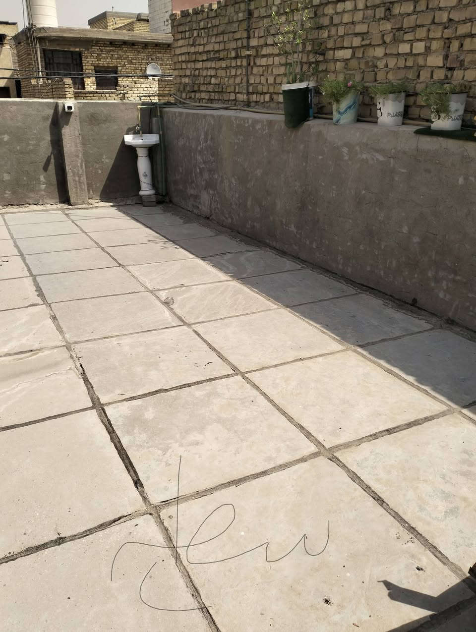 نصف قطعه للبيع (شرك) قطاع 47 تحتوي على استقبال +غرفه نوم+غرفه نوم فوق بناء قديم عقاده السعر 100 وبيها مجال للاستفسار الاتصال على الرقم  ***********
