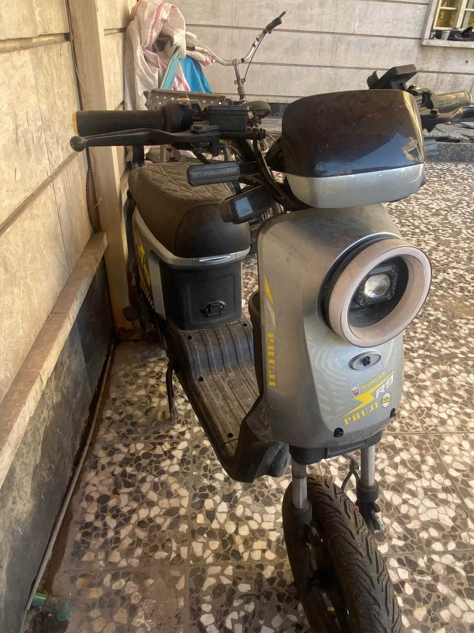 سلام عليكم شباب دراجه شحن r9  نسيته عل شحن و هيه 5بطاريات نسيته عل شحن وانتفخن بطاريتين بس الدراجه سعره 200 إبريك خلفي امامي شغال دسكات شاشه اربع نمر وياها سله و بايدر و مرايات مال وكاله الدراجه من ونلي الملف جديد الدراجه ما بيه شي حته تكدر تطلع بيه بس اشد باترين ب 50 ألف عنواني بغداد البلديات ضياء الحلفي يم زنود الست الحمداني الرقم : ***********
