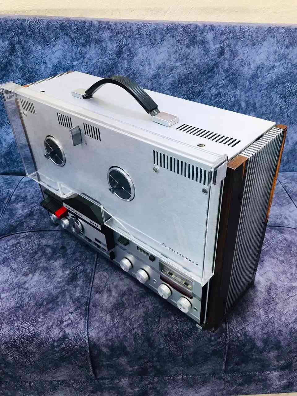 للبيع 🎼
من شركة تلفونكن المانيا 
MODEL-TELEFUNKEN-204 TS
🇩🇪 1968 Germany صناعة المانيا 
الجهاز نظافة 95 % 
الجهاز ناطق 🔊🔊  
7- INCH
4-TRACK STEREO
للاستفسار اكثر مراسلة الصفحة 
وات ساب *********** اتصال ☎️
