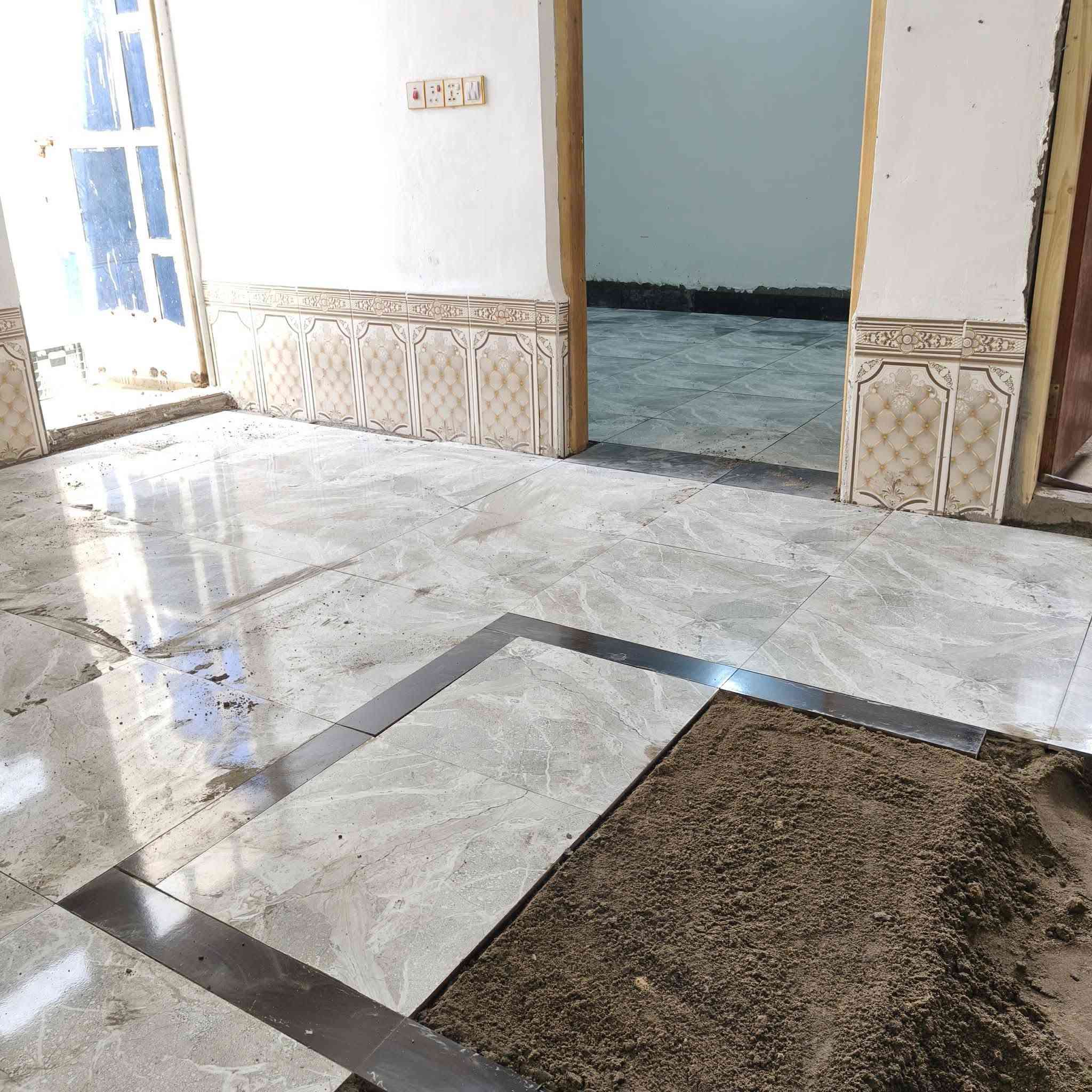 سلام عليكم متوفر خلفه شغل سيراميك لبخ بياض شغل مضبوط
رقم الخلفه***********
