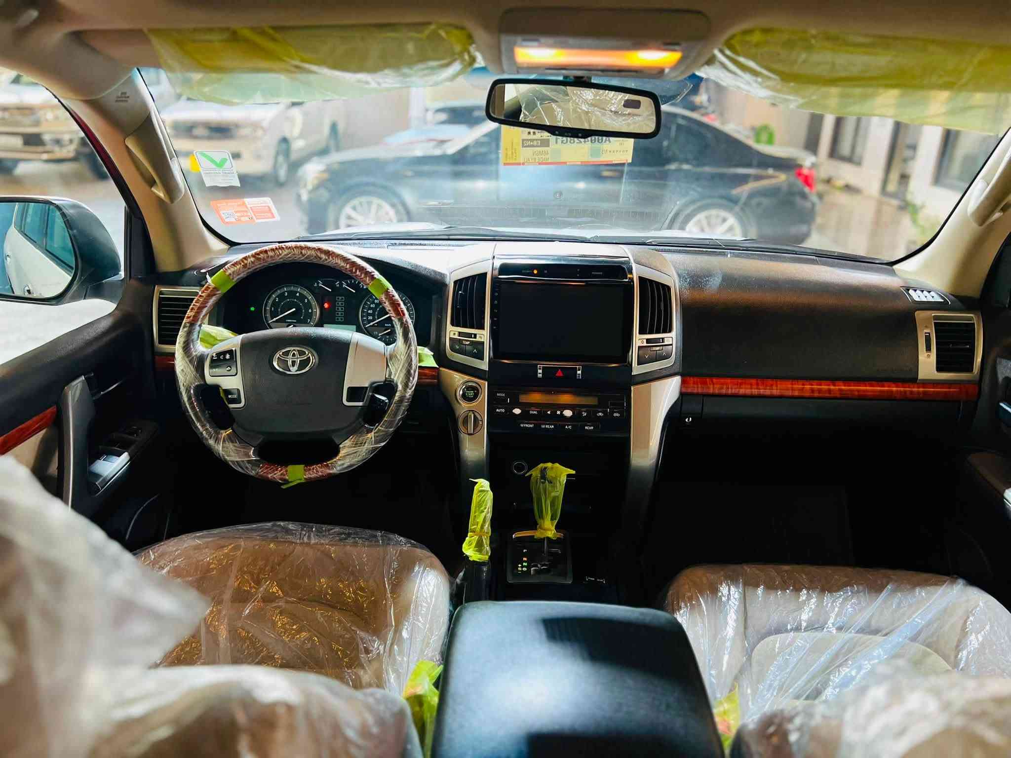 VXR V8 • ٢٠١٠ • أبيض صدفي