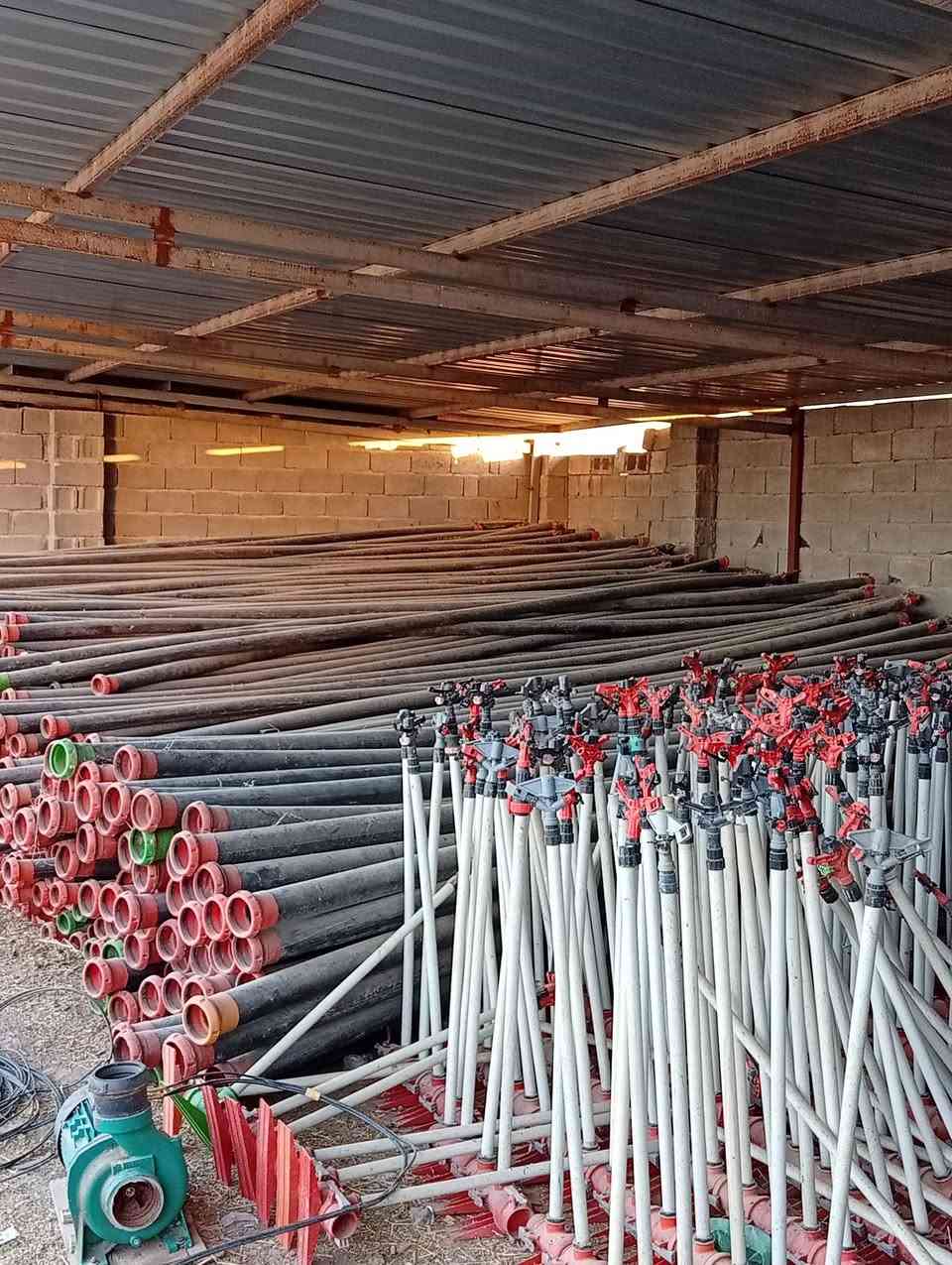 للبيع مرشات و صوندات يغطي (خمسين(50 )دونم) مستخدم ثلاث سنوات وفي موسم الحنطة فقط ومحفوض جيداا من الشمس واي استفسار إتصال على الرقم ***********.     مكاني كركوك ـ ليلان
