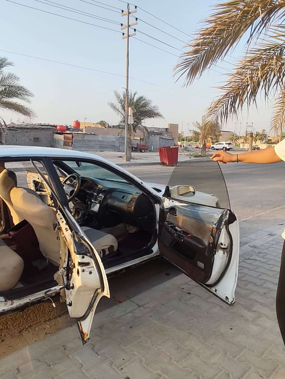 السلام عليكم 
مارك نفخ للبيع سنويه لل ٢٧ تحويل مباشر باسمي مكينه ونجي كير جديدحداديه مشط جديدالسياره شوف العين غرامات ماعليها سعرها ٢٥ ورقه بيها مجال لشراي علما ان السياره نقل جثه
 للاستفسار *********** مامتواجد عل نت
