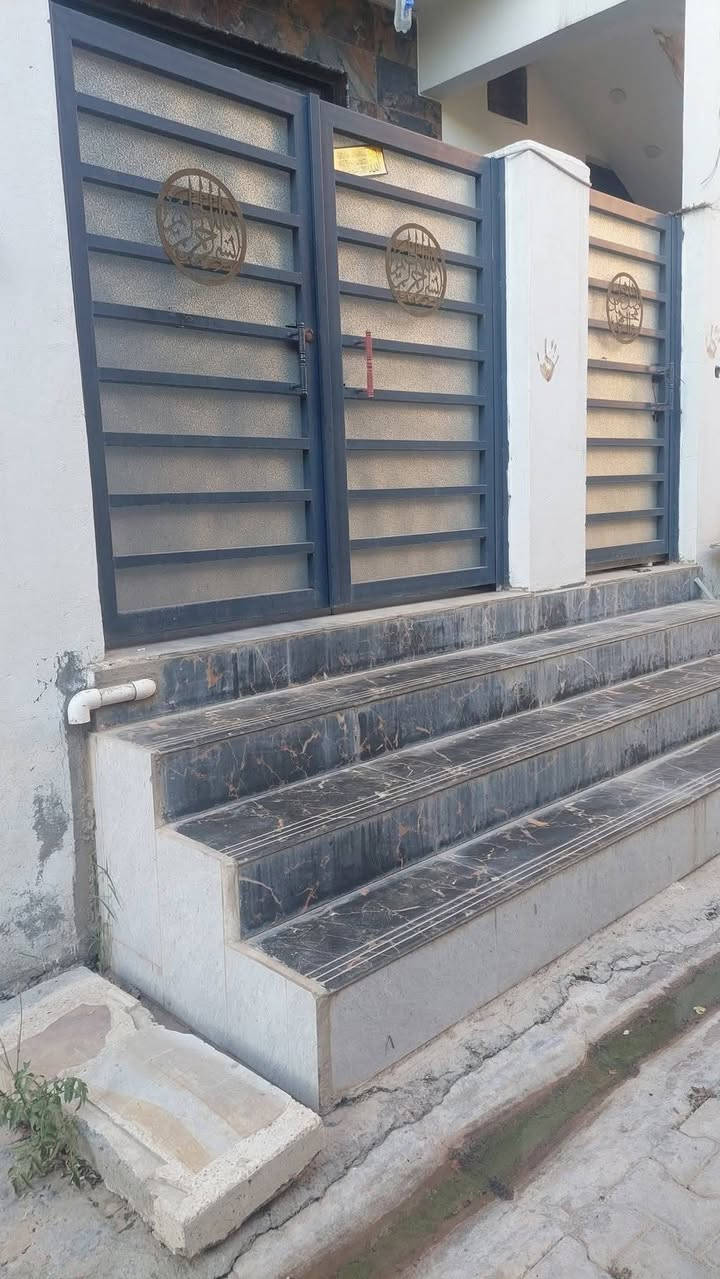بيت للبيع ملك صرف ١٣٥ متر والواجه ١٤ نزال ٩ونص الطابق الأرضي غرفتين ونوم مطبخ صاله استقبال الطابق الثاني درج خارجي مشتملات ٢ هيكل فقط البناء بلوك احمر سيراميك متر في متر الأبواب تركي مع باب قاصه الشبابيك المنيوم سلايت جام سكيورتي البيت كل سقوف مغربيه البيت مطلوب إسكان العنوان بعقوبه  المركز القيصريه للتصال *********** السعر  ١٤٠ مليون
