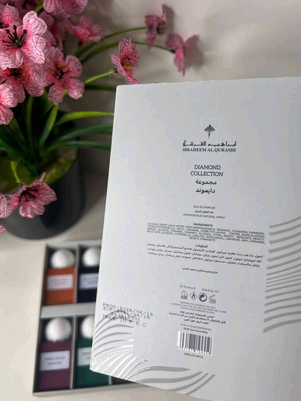 مجموعة عطور ميني دايموندز (Diamond Collection) المقدمة من دار عطور إبراق (إبراهيم القرشي). تحتوي هذه العلبة على 6 عطور مصغرة متنوعة ، ومستوحاة من سحر وألوان الألماس النادر. 
يتكون من :-
1. بلاك كاربون دايموند (Black Carbon Diamond)
2. إميرالد سول دايموند (Emerald Soul Diamond)
3. جراي بيرل دايموند (Grey Pearl Diamond)
4. بيربل هارت دايموند (Purple Heart Diamond)
5. وايت ريجنت دايموند (White Regent Diamond)
6. نود كورال دايموند (Nude Coral Diamond)