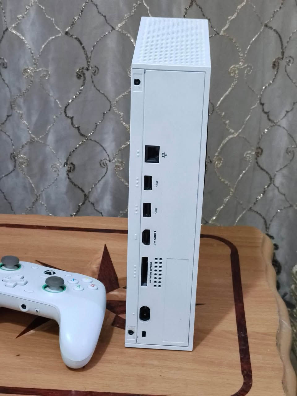 إكسبوكس سيريس اس جهاز نظيف شرق اوسط يعني مو باله الجهاز شوفة عينك نظيف مساحه 512 جهاز استعمال هنا ،،، كارتونه موجوده ويا جويستك كيم سير احترافيه الجهاز مفتوح لغرض التنظيف لان جان مضموم فتره ورجعت استعملته وبدلت معجون الحراري لا اكثر ولا اقل وسبب البيع عدم التفرغ للجهاز سعر الجهاز 350 وبي مجال 
مكان نجف
للتواصل ***********
