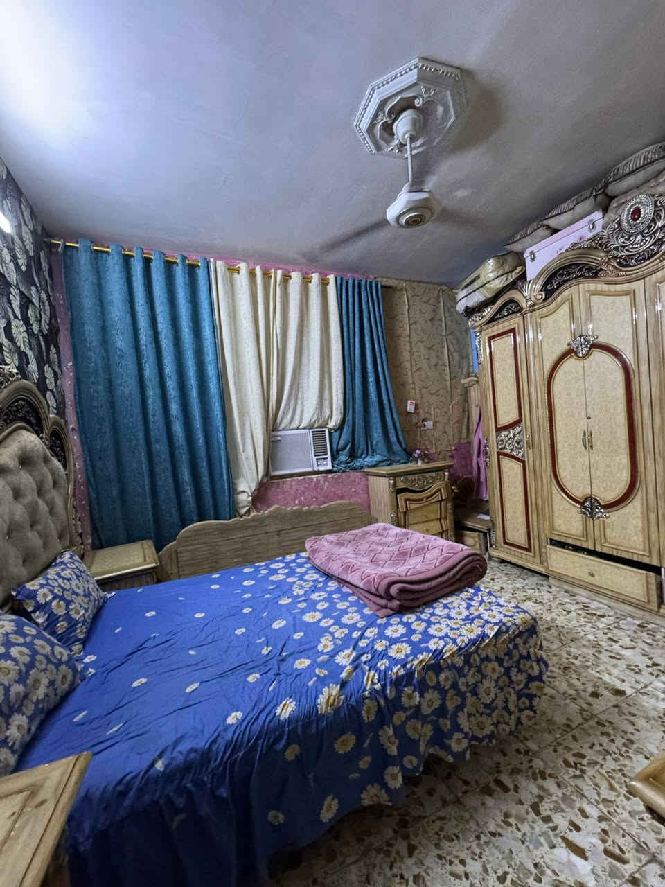 ، السلام عليكم بيت للبيع زراعي الشعلة شارع أبو هاتو البيت بناء سنه ٢٠١٨بناء البيت رفت ١٠٠مربع طابقين  بيت ركن معه كافه الخدمات من ماء وكهرباء كامل مكمل الطابق لأول  يحتوي البيت على استقبال الطول10mوالعرض اربعه سقف ثانوي معه مطبخ ×حمام#وغرفه نوم وتواليت خارجي 
الطابق الثاني يحتوي على ٣غرف وحمام وهول 
وبيتونه ملاحضه البيت يصلح لاستثمار الاستقبال تصلح محلات معه وجود درج خارجي يصل إلى الطابق الثاني السعر 130هاتف ***********
