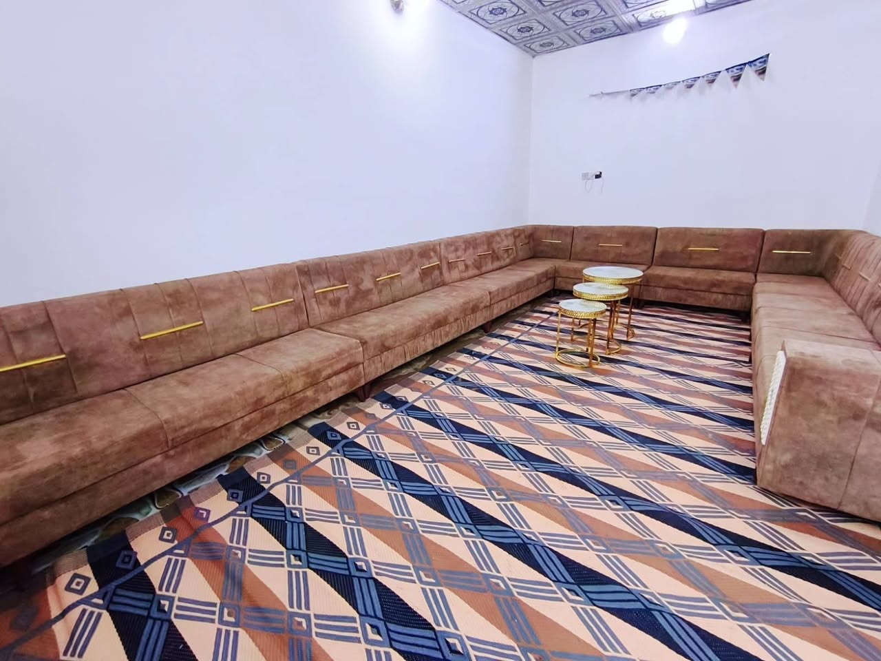 ديوان • ٢٠ مقعد • نضيف جدا