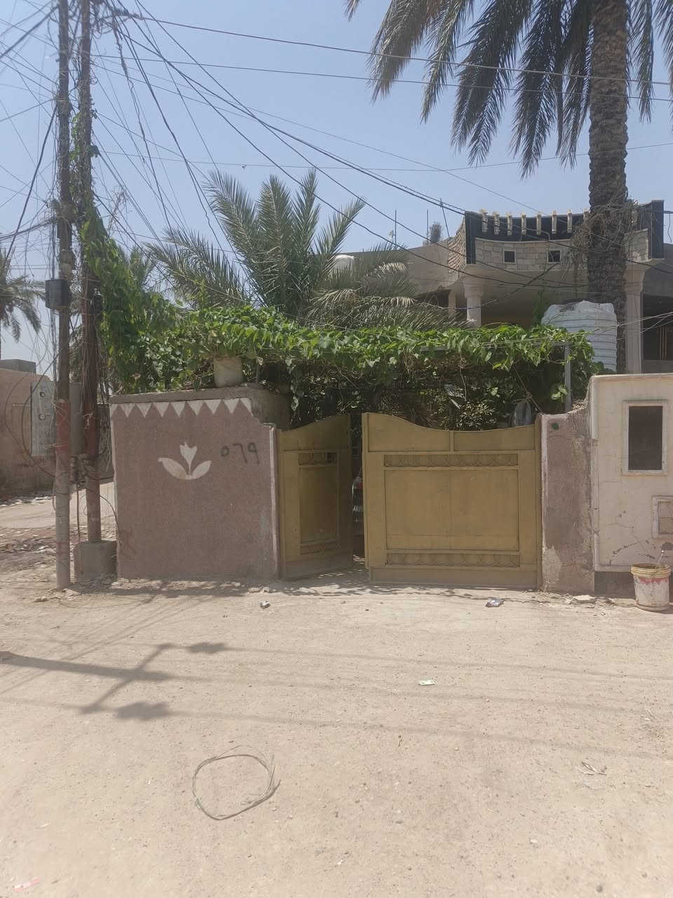 بيت للبيع المساحة ٢٠٠مع الشارع على الشارع العام طابقين للاستفسار***********
