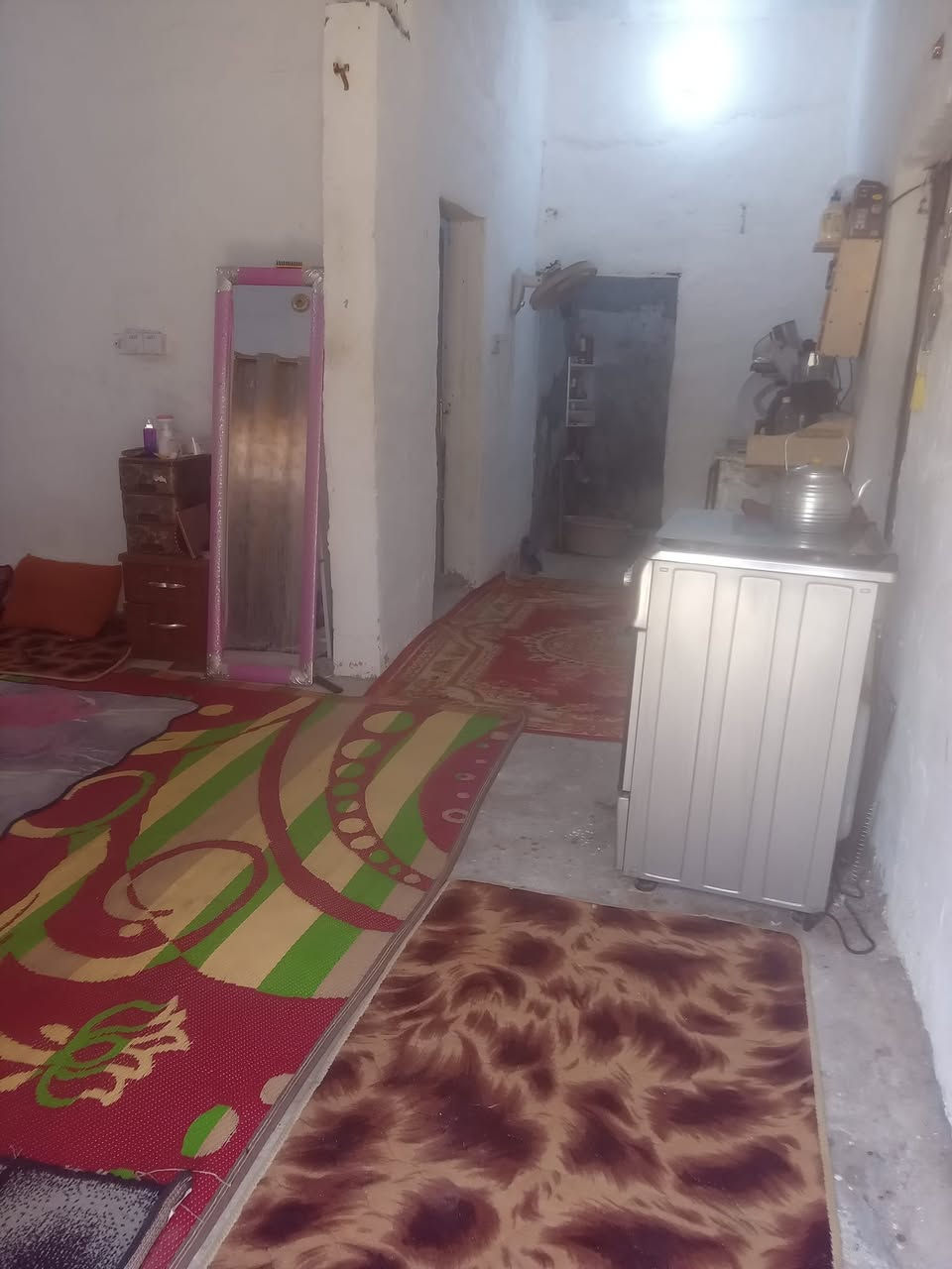 السلام عليكم بيت حواسم لبيع بالعراضات بناء جديد البيت كله عكاده مساحه ٢٠٠ متر وياه عرصه ١٠٠ متر بصف البيت والبيت يتكون من استقبال وغرفه وصاله ومطبخ والصحيات داخليه وخارجيه والبيت مامعوض ونظيف بالعرضات والله بناء جديد سعره ١٦ مليون وبي مجال والموشراي لايكسر بسعر البيت للاستفسار الاتصال على الرقم ***********. الله شاهد البيت نظيف ومامعوض  ماعليه  كص والمنطقة هدؤء يعني امن وروح وين متريد امان كلش والله العظيم والجيران خوش ناس
