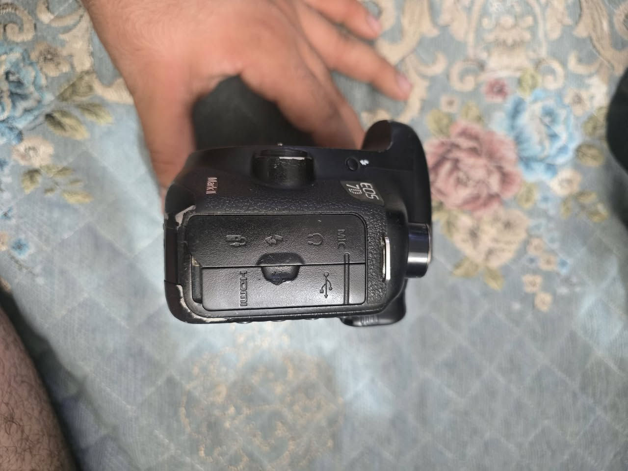 كاميرة كانون 7dmii بيها فقط باب البطارية مثل ماتشوفون بل صور سعرها مناسب كلش وياها جنطه وشاحنة وبطارية وادبتر نقل صور رقمي واتساب ***********
