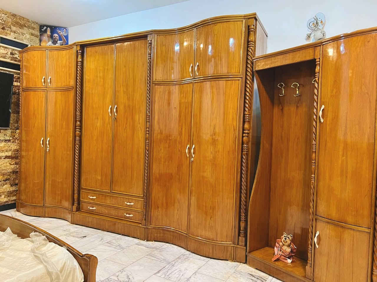غرفة نوم تسكام صاج داخل وخارج شغل ثقيل ضهر جرجوبه خمسه ملم استعمال قليل مابيها اي ضرر تكمه اخت الجديد مكفوله من الشخط تكمه الواقع احله من الصور العنوان حلة حي الجزائر ***********.  ***********
