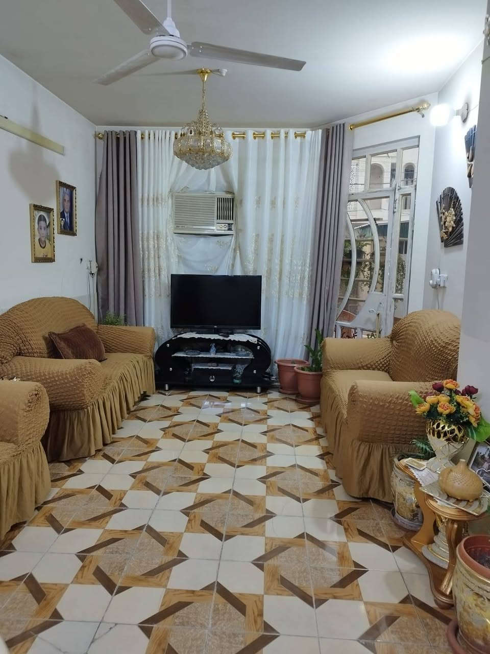 السلام عليكم مشتمل للبيع  طابو صرف المساحة ١٠٧ م الواجهة ٥,٣٥ م  والنزال ٢٠ م طابق ونص يتكون من صالة ومطبخ حولي وخدمات ومنور  وغرفتين نوم العنوان حي العامل م ٨٠٣ زقاق ٤٧ ودار ٣٢ بنزلة جسر من المطار ثالث فرع على اليمين للإستفسار على الرقم ***********
