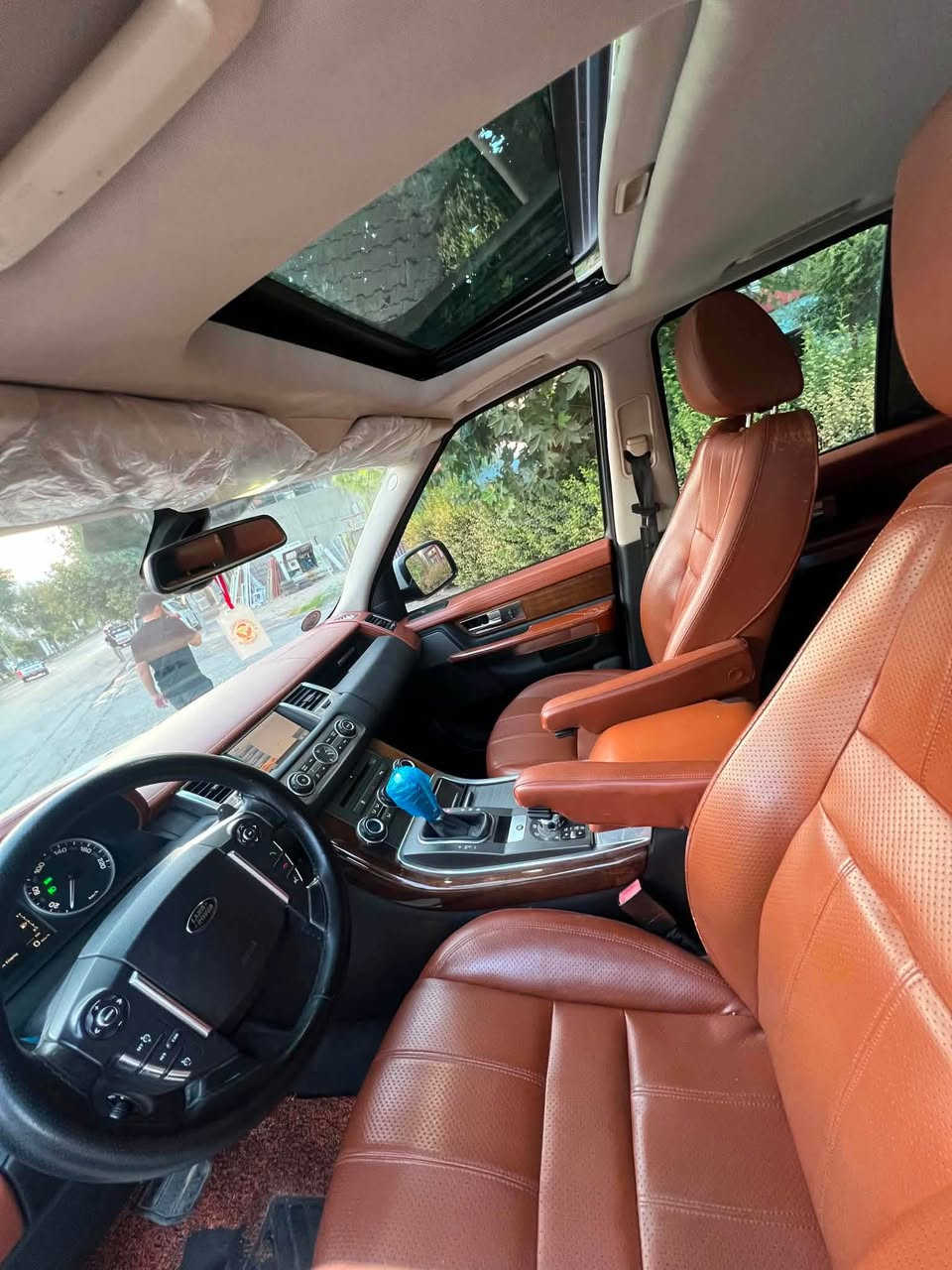 Range Rover
فرؤشتن يان گؤرينةوة
مؤدئل 2012  
فول مواسفات 
كوشن جلد و هيتر 
سوكان ڤؤليؤم 
سلايد 
تةبريد سارد و گةرم بةشةرت 
تةقةو رةقة بةشةرت 
چوپةكاني بةرز و نزم بةشةرت 
اكسل دةبل اكسل بةشةرت
يةك دينار مةسرةفي تيا نية 
مةنةفئستي ابراهيم خليلي لة گةلة
بئ بؤياغ
88 و مجال 
*********** أربيل, العراق
