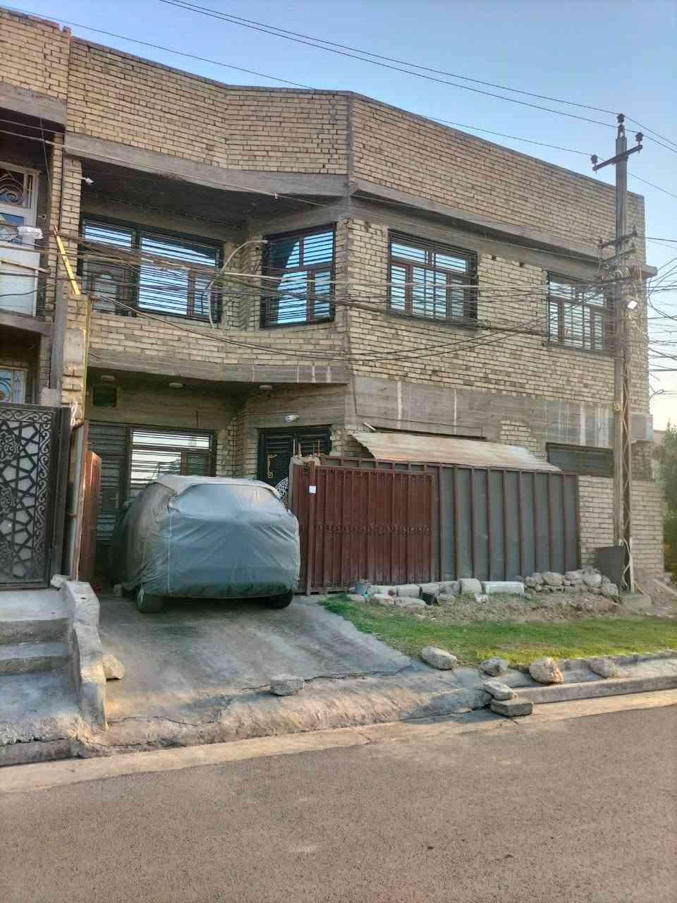 دار للبيع موقع تجاري وركن وطابقين يصلح محلات ومخازن تجاريه ومذخر في محله 627 مجاور وبالقرب من عمارة الجم ومدرسة الفكر الاهليه مساحته 112م واجهه 12 م يحتوي على 4 غرف وهول حولي ومطبخ وخدمات لكلا الطابقين وبيتونه كبيره تصلح مخزن. بناء 2017 مسلح الدار كامل بناءه درجه اولى عدا واجهة الدار للاستفسار الاتصال على الرقم *********** صاحب الدار
