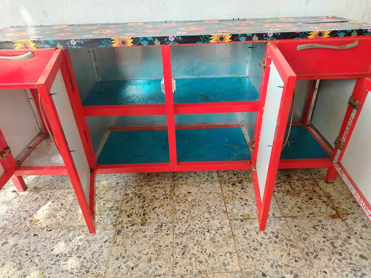 كاونتر مرتين وسنك متر ونص مرمر بحي العسكري ٣٠٠ وبي مجال ***********
