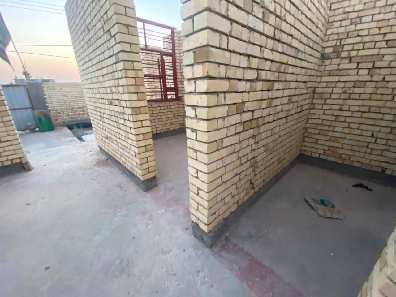 مكلف بل نشر مساحه  390 حي الدواغنه اساس رفت جاهز بوب وشبابيك غرفتين استقبال مطبخ حار وبارد صحيات داخليه خارجيه منور مسلك جبير ومخزن فقط اتصال***********
