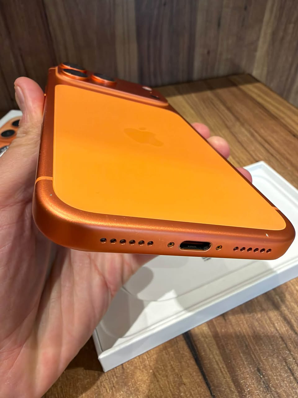 17 pro max
eSIM الكتروني 
الذاكرة : 256 GB
النظافة :95% 
البطارية : 93% 
بغداد الدوره 
*********** واتساب

نص مكتوب في الصور:
- 11:48
- حالة البطارية
- عادية
- تعمل بطارية iPhone هذه على النحو المتوقع. حول البطارية والضمان...
- الحد الأقصى للقدرة
- 93%
- هذا قياس لقدرة البطارية مقارنة بقدرتها عندما كانت جديدة. قد تتسبب
- القدرة المنخفضة بتقليل ساعات الاستخدام بين عملية الشحن والأخرى.
- عدد الدورات
- 357
- هذا هو عدد مرات استهلاك iPhone لقدرة البطارية. معرفة المزيد...
- تاريخ التصنيع
- سبتمبر 2025
- أول استخدام
- نوفمبر 2025